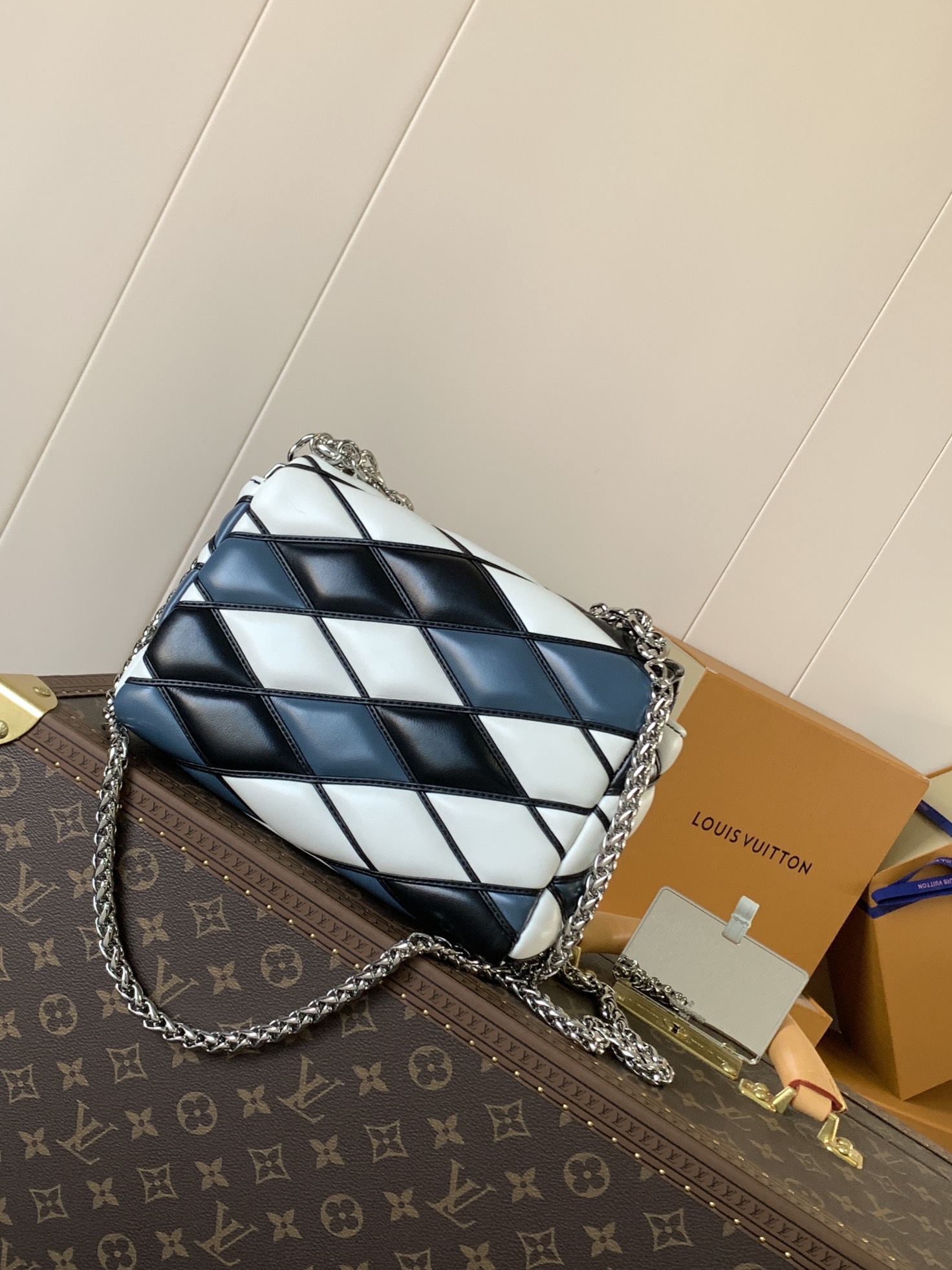 Variable Code Chip LV  M22891 black and white plaid GO-14 medium handbag sheep leather. Twist the lock. Hand/shoulder/back/cross