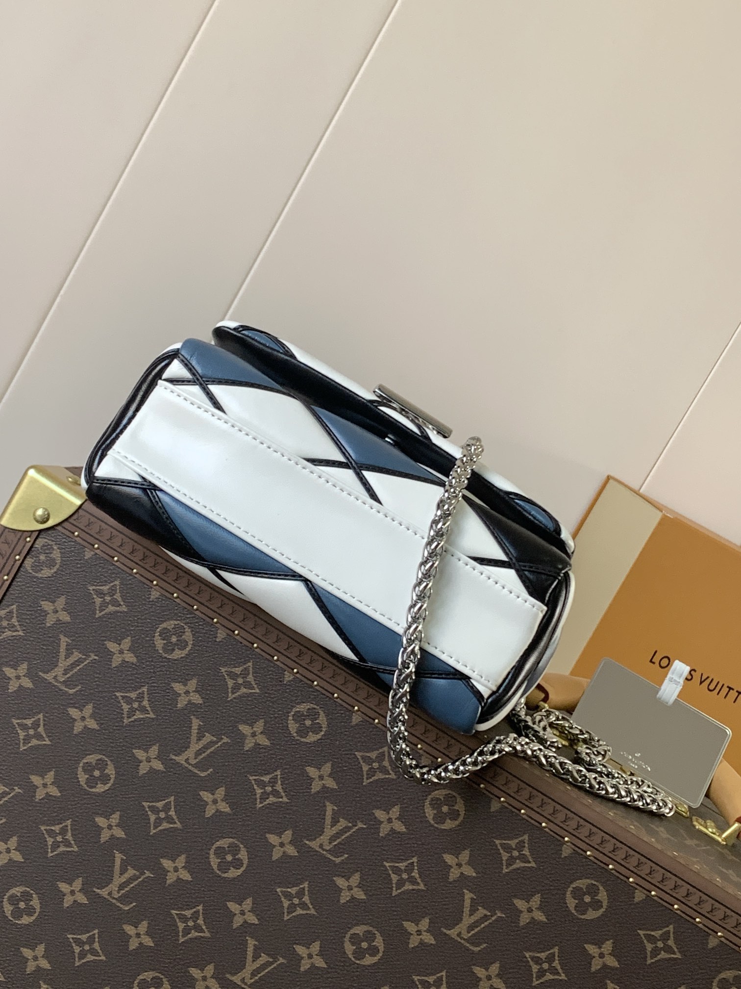 Variable Code Chip LV  M22891 black and white plaid GO-14 medium handbag sheep leather. Twist the lock. Hand/shoulder/back/cross