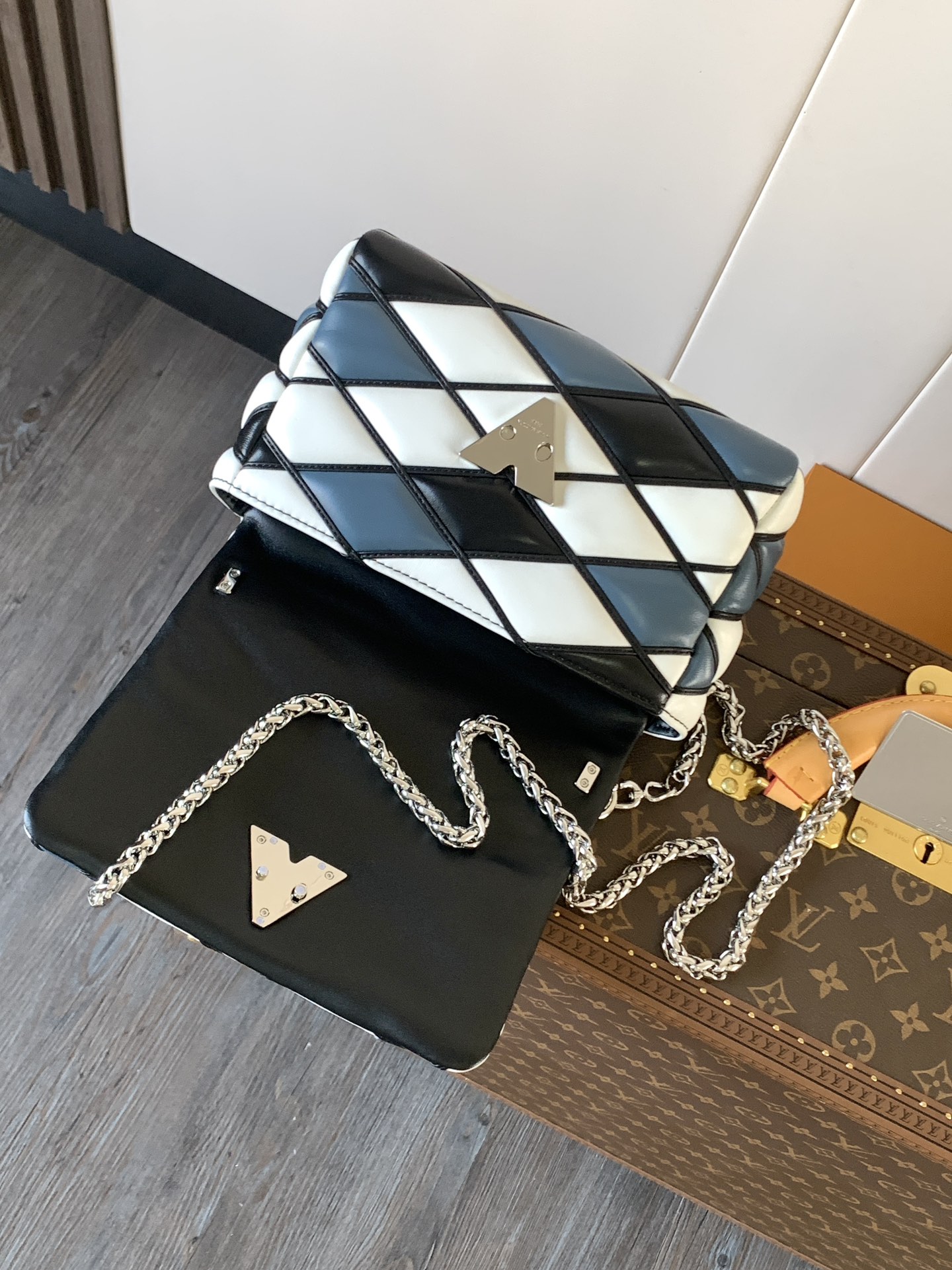 Variable Code Chip LV  M22891 black and white plaid GO-14 medium handbag sheep leather. Twist the lock. Hand/shoulder/back/cross