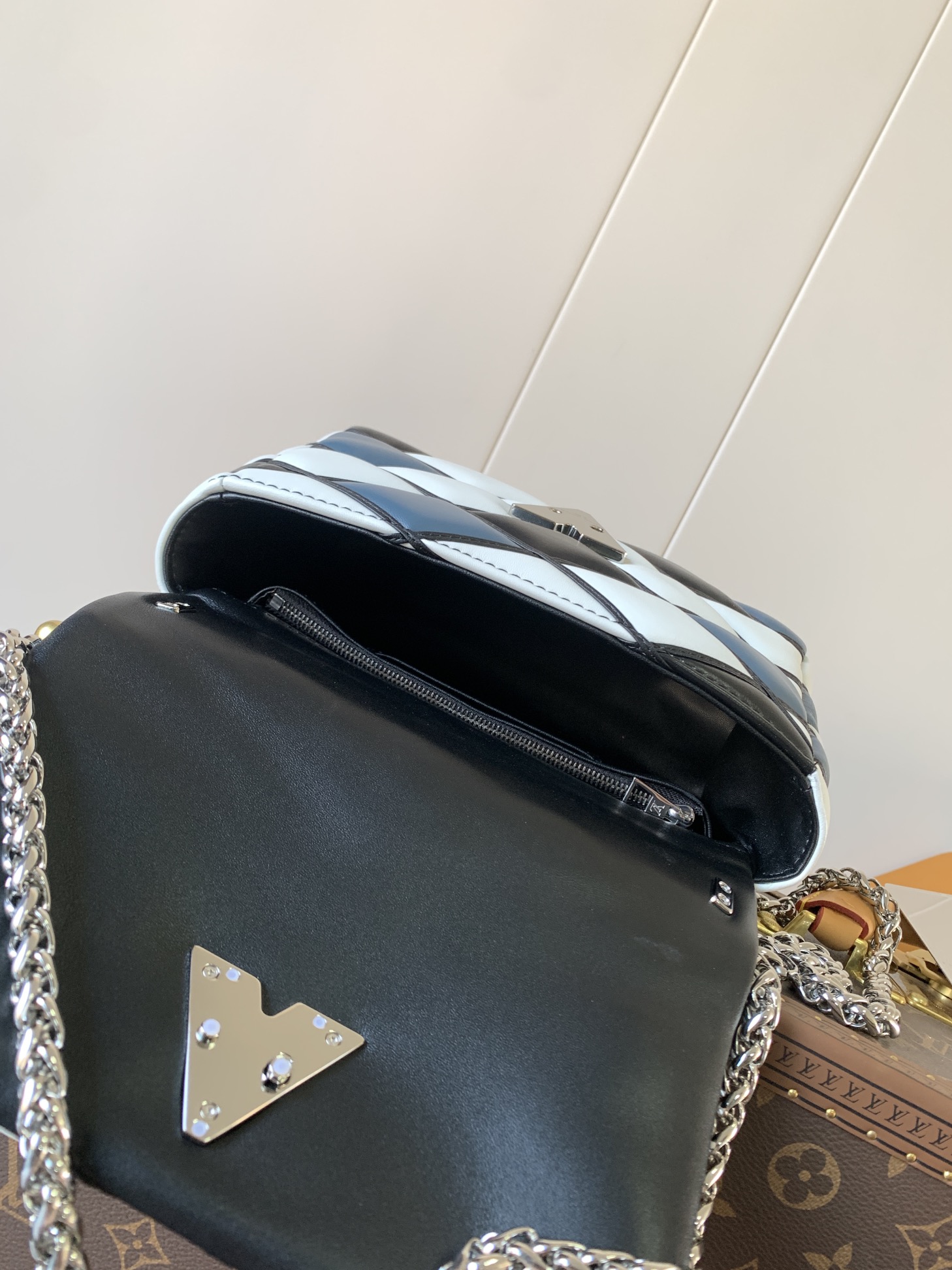 Variable Code Chip LV  M22891 black and white plaid GO-14 medium handbag sheep leather. Twist the lock. Hand/shoulder/back/cross