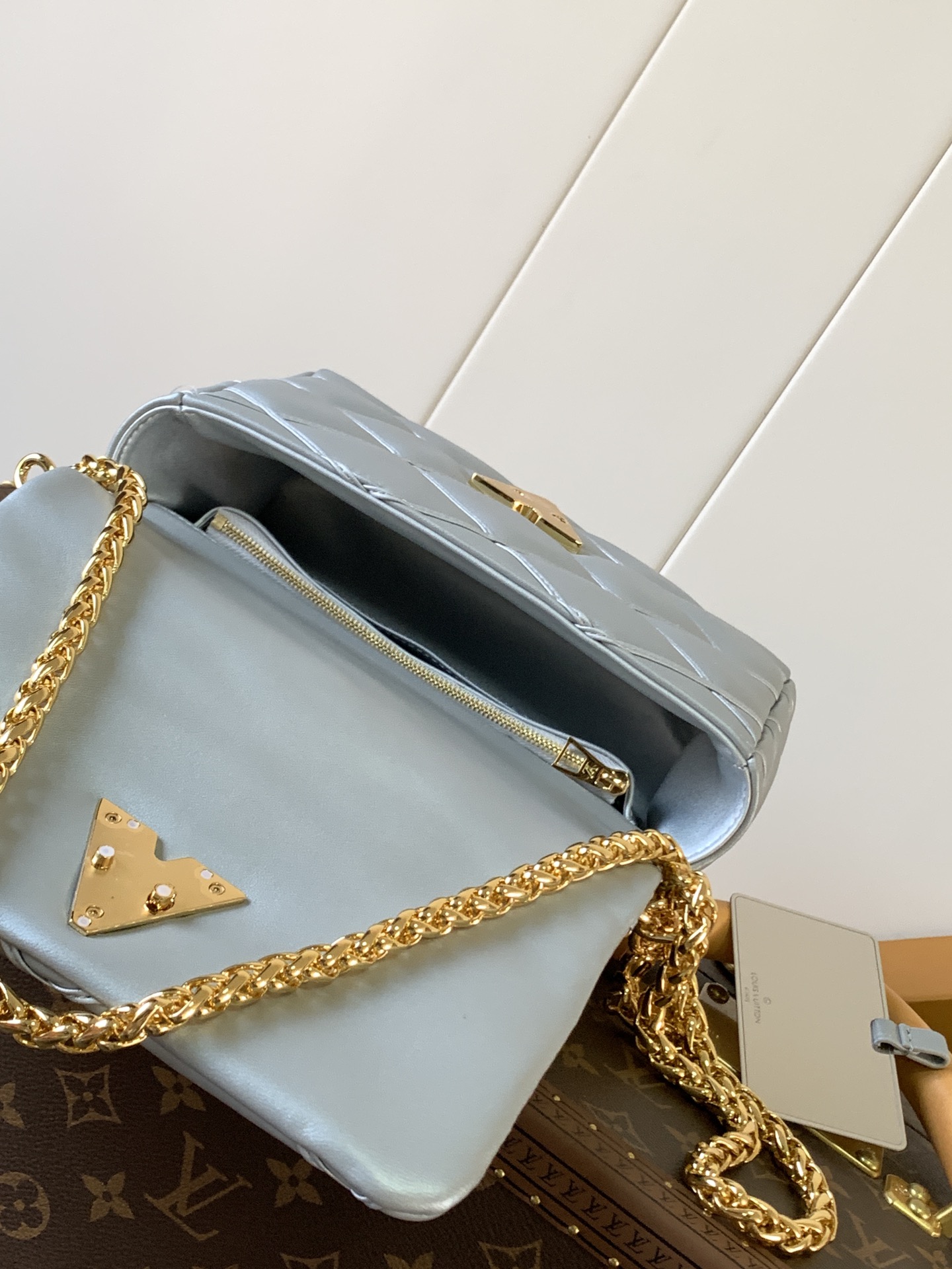 Variable Code Chip LV  M25107 Silver GO-14 medium handbag sheep leather. Twist the lock. Hand/shoulder/back/crossbody