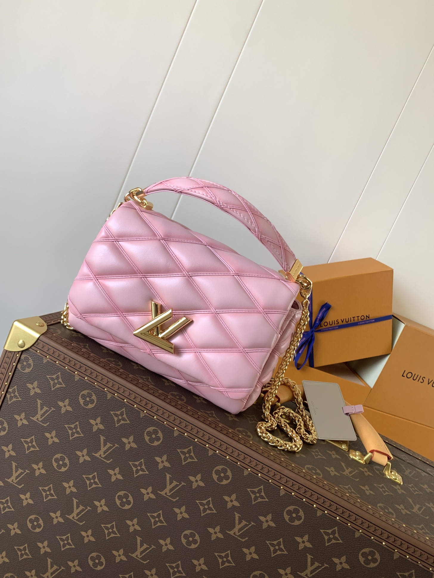 Variable Code Chip LV M24465 Pink gradient GO-14 medium handbag sheep leather. Twist the lock. Hand/shoulder/back/crossbody