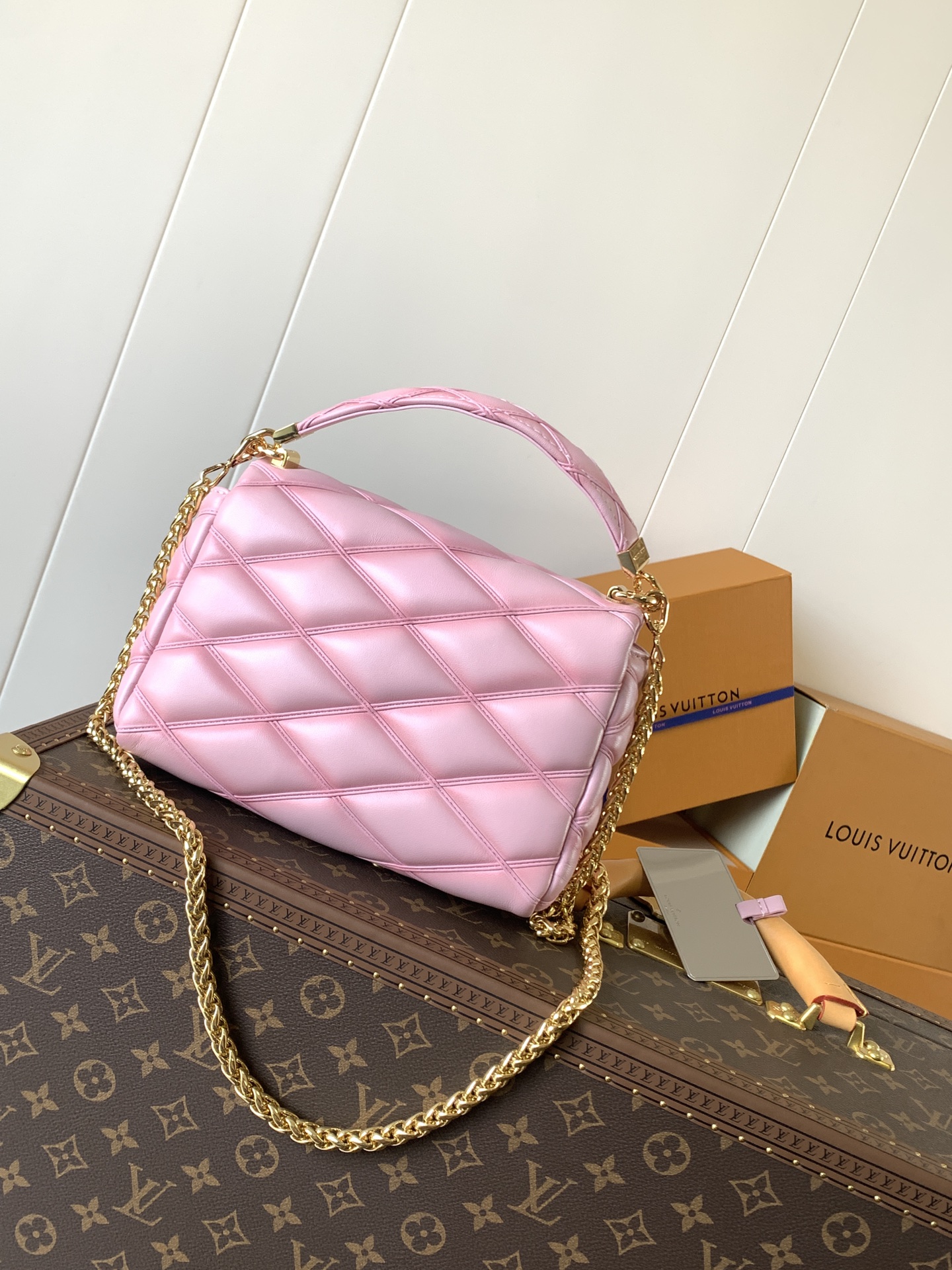 Variable Code Chip LV  M24465 Pink gradient GO-14 medium handbag sheep leather. Twist the lock. Hand/shoulder/back/crossbody