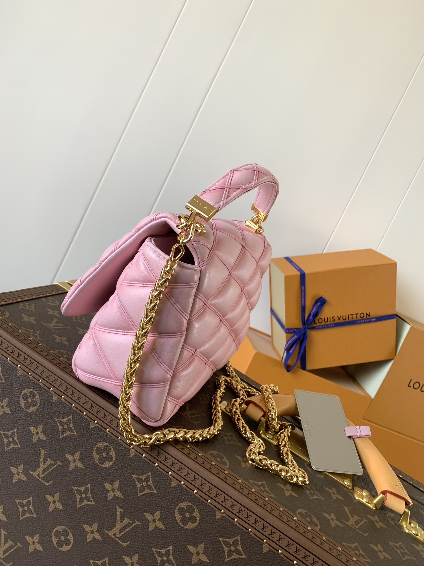 Variable Code Chip LV  M24465 Pink gradient GO-14 medium handbag sheep leather. Twist the lock. Hand/shoulder/back/crossbody