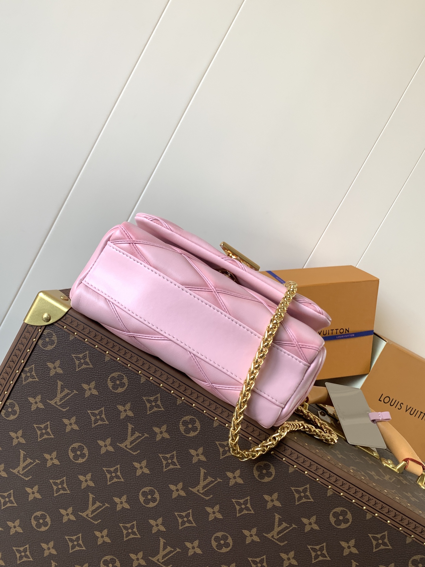 Variable Code Chip LV  M24465 Pink gradient GO-14 medium handbag sheep leather. Twist the lock. Hand/shoulder/back/crossbody