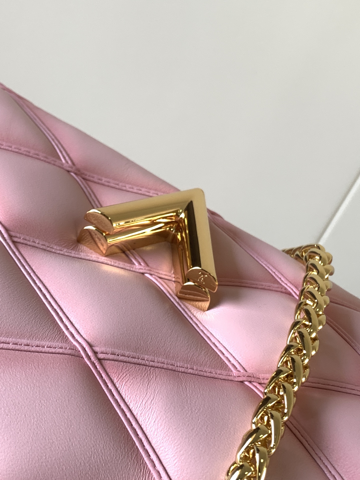 Variable Code Chip LV  M24465 Pink gradient GO-14 medium handbag sheep leather. Twist the lock. Hand/shoulder/back/crossbody