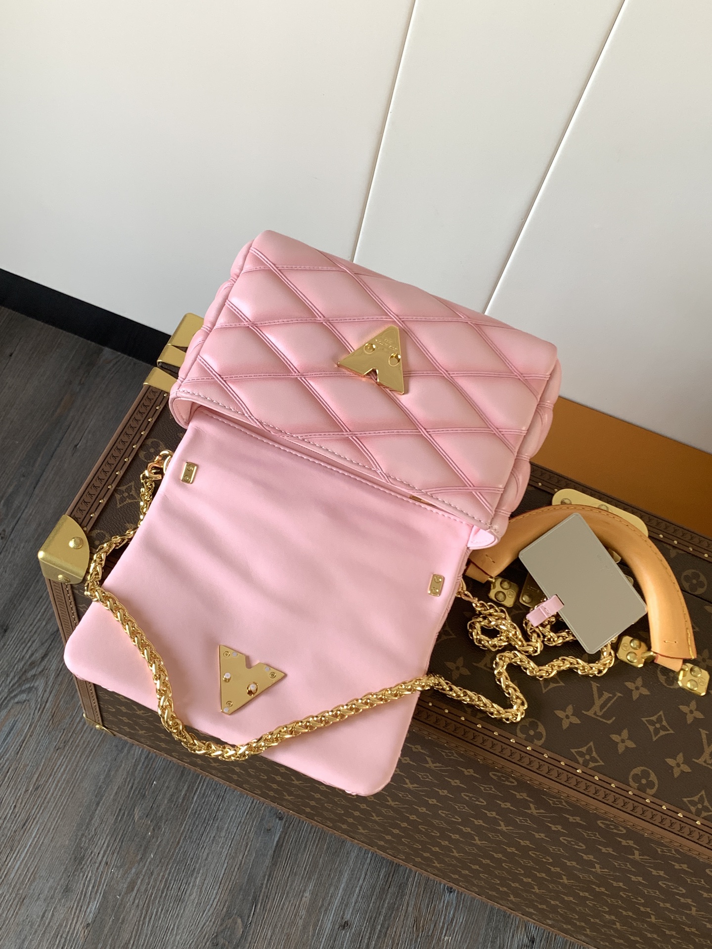 Variable Code Chip LV  M24465 Pink gradient GO-14 medium handbag sheep leather. Twist the lock. Hand/shoulder/back/crossbody