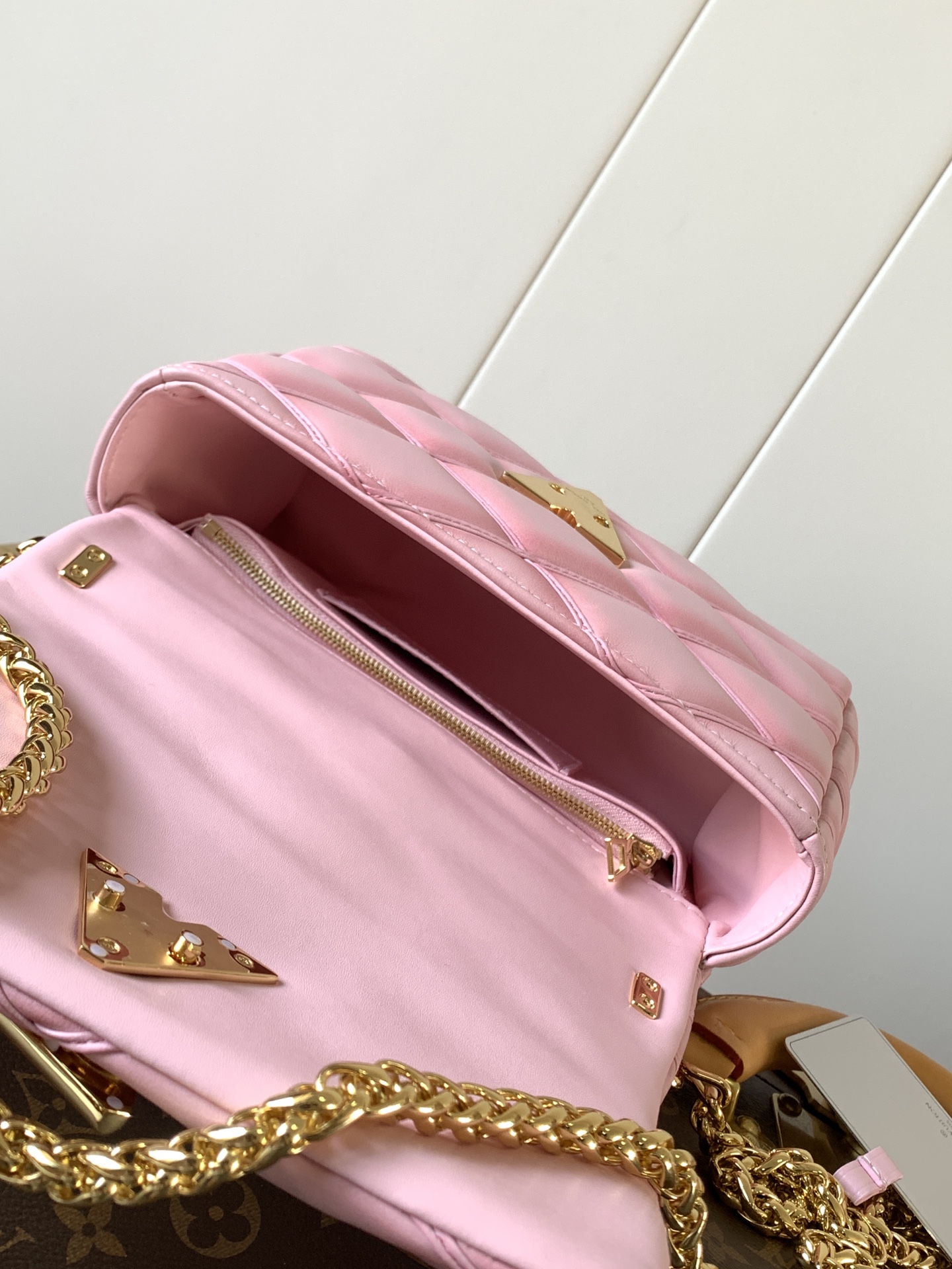 Variable Code Chip LV  M24465 Pink gradient GO-14 medium handbag sheep leather. Twist the lock. Hand/shoulder/back/crossbody