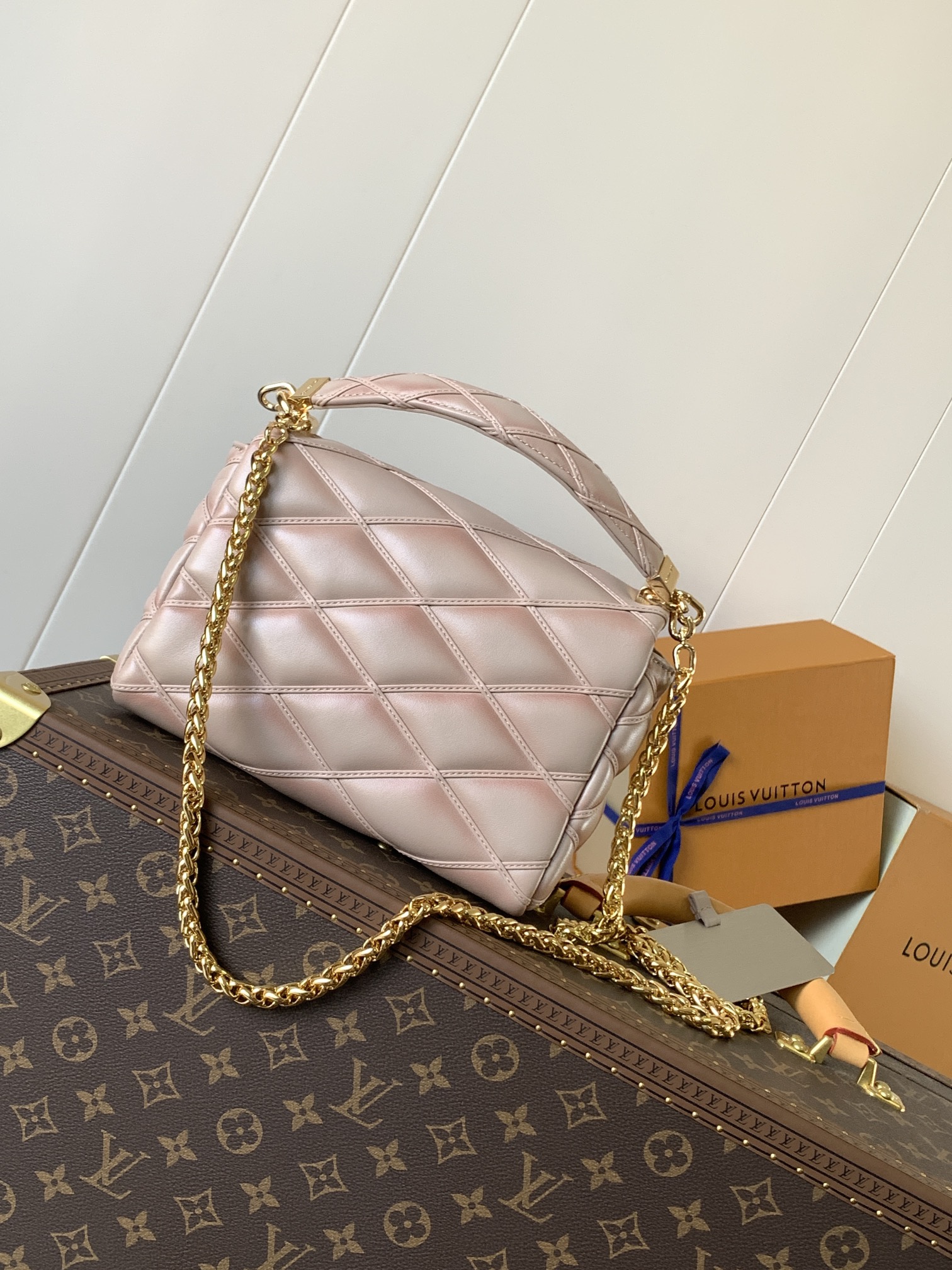 Variable Code Chip LV  M24465 nude powder gradient GO-14 medium handbag sheep leather. Twist the lock. Hand/shoulder/back/crossb