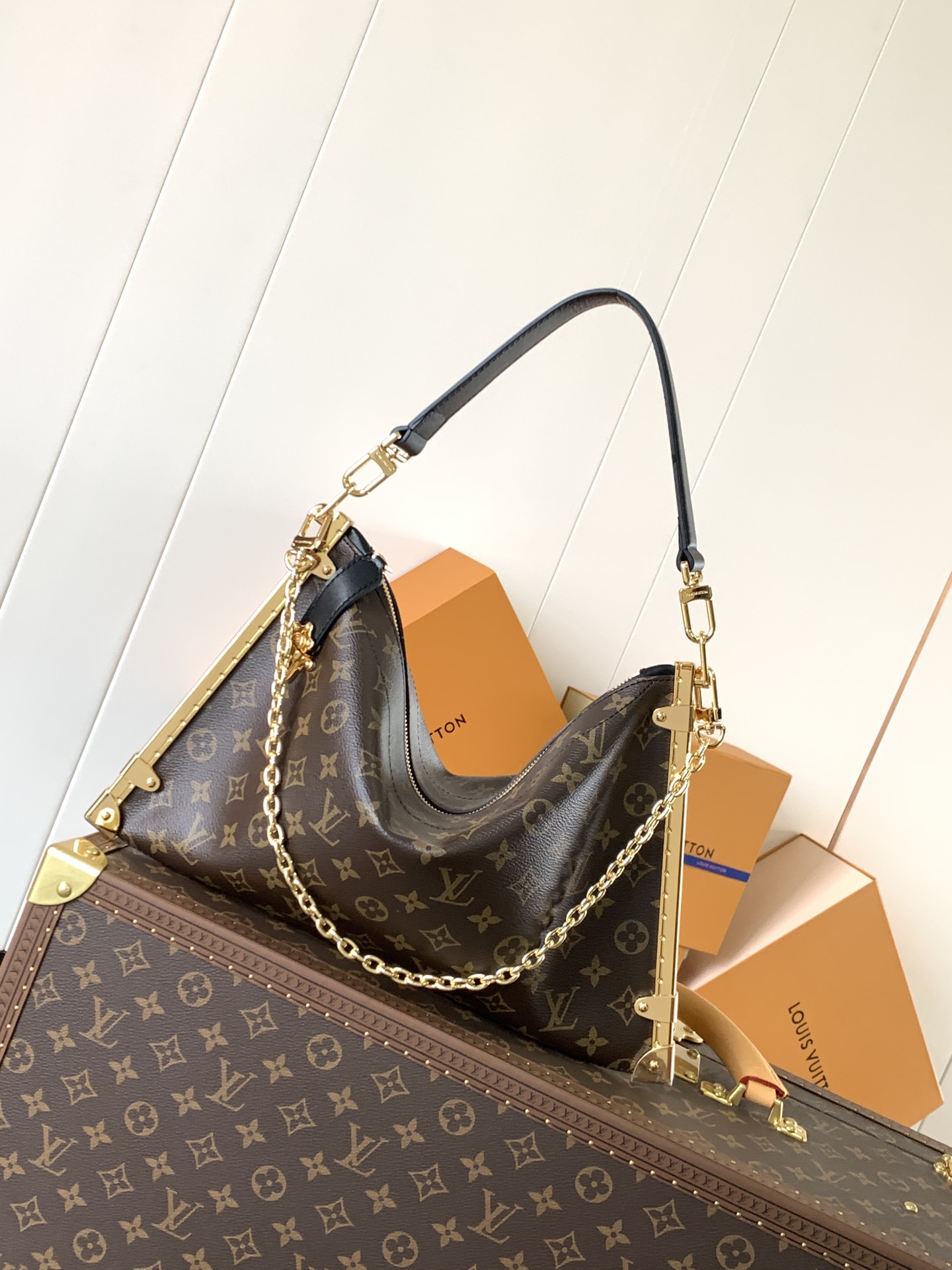 Variable Code Chip LV M12075 Lucky Trunk handbag. Monogram canvas. Metal frame. Latch. By the hand. Shoulder and back.