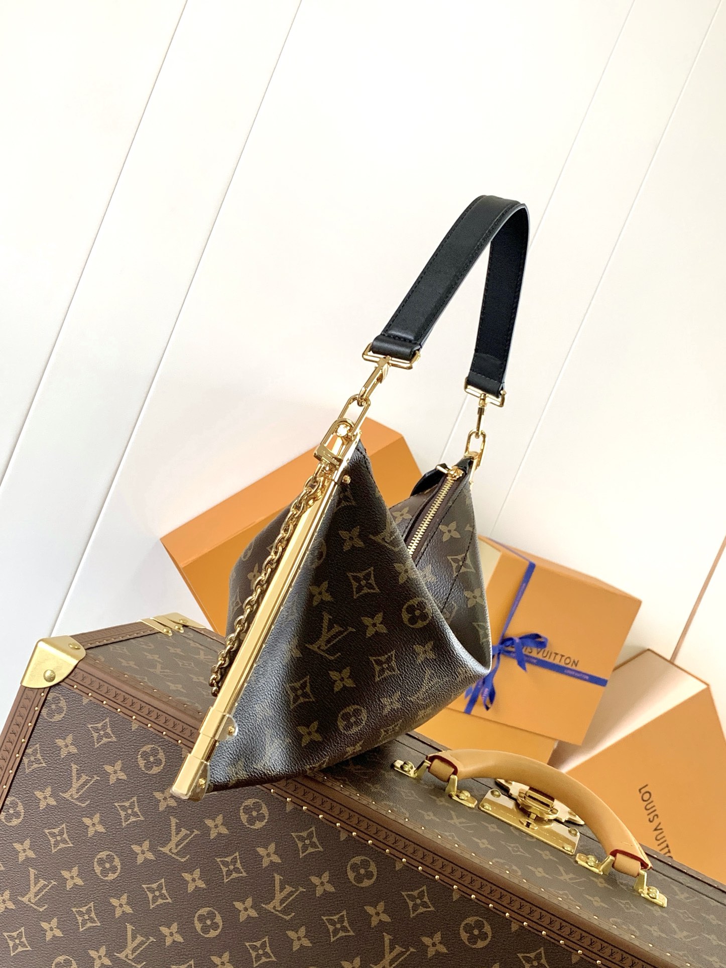 Variable Code Chip LV M12075 Lucky Trunk handbag. Monogram canvas. Metal frame. Latch. By the hand. Shoulder and back.