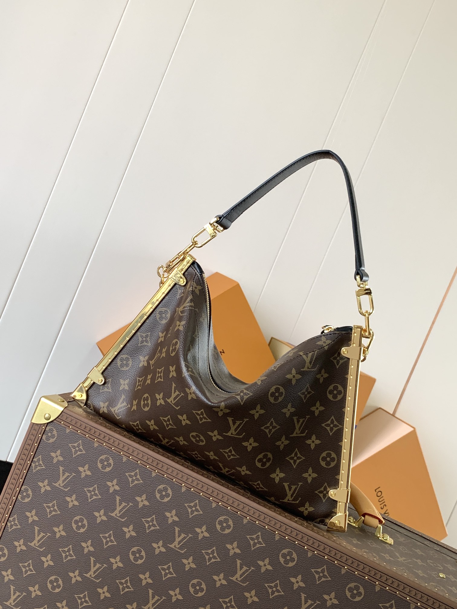 Variable Code Chip LV M12075 Lucky Trunk handbag. Monogram canvas. Metal frame. Latch. By the hand. Shoulder and back.