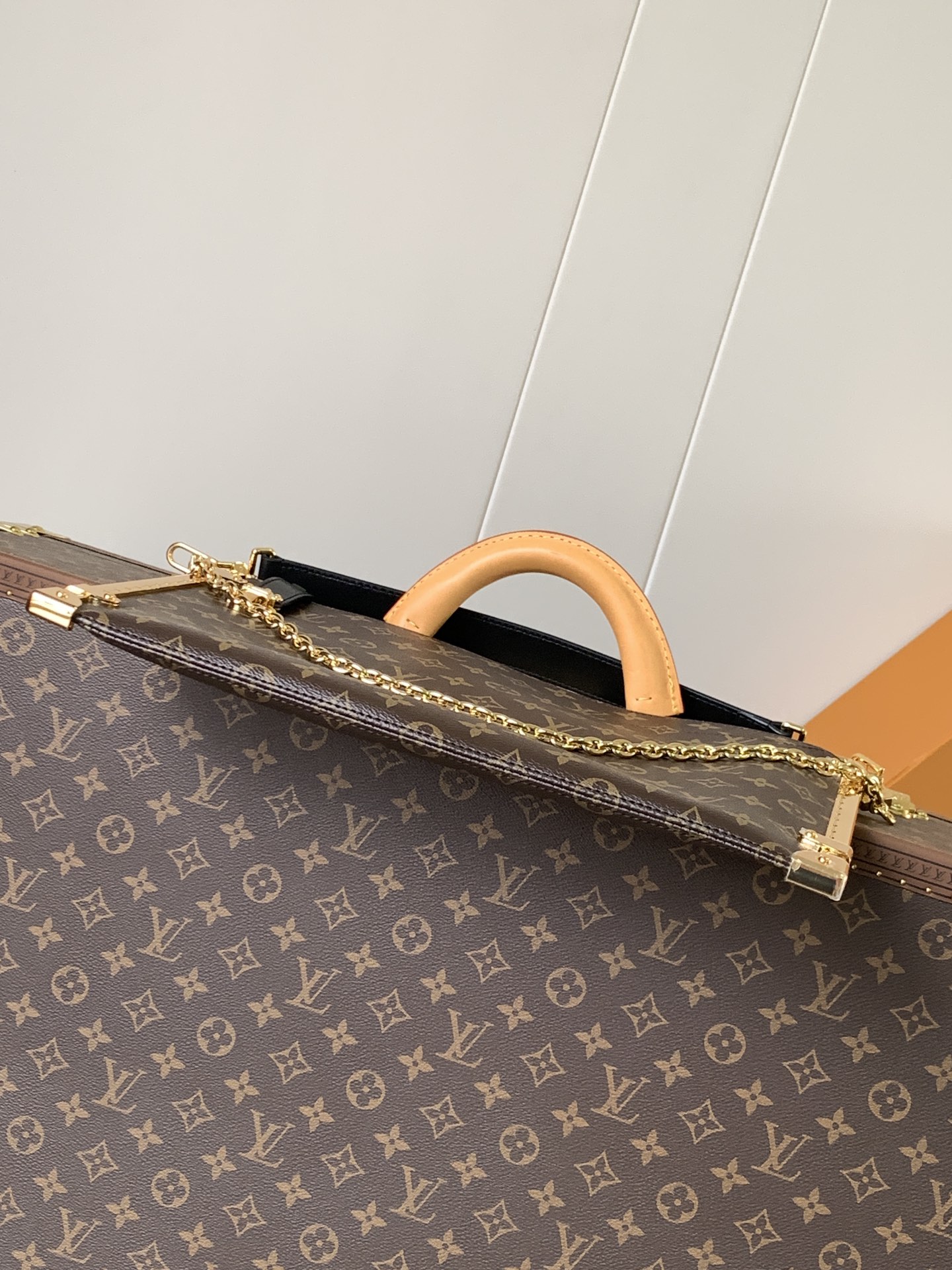 Variable Code Chip LV M12075 Lucky Trunk handbag. Monogram canvas. Metal frame. Latch. By the hand. Shoulder and back.