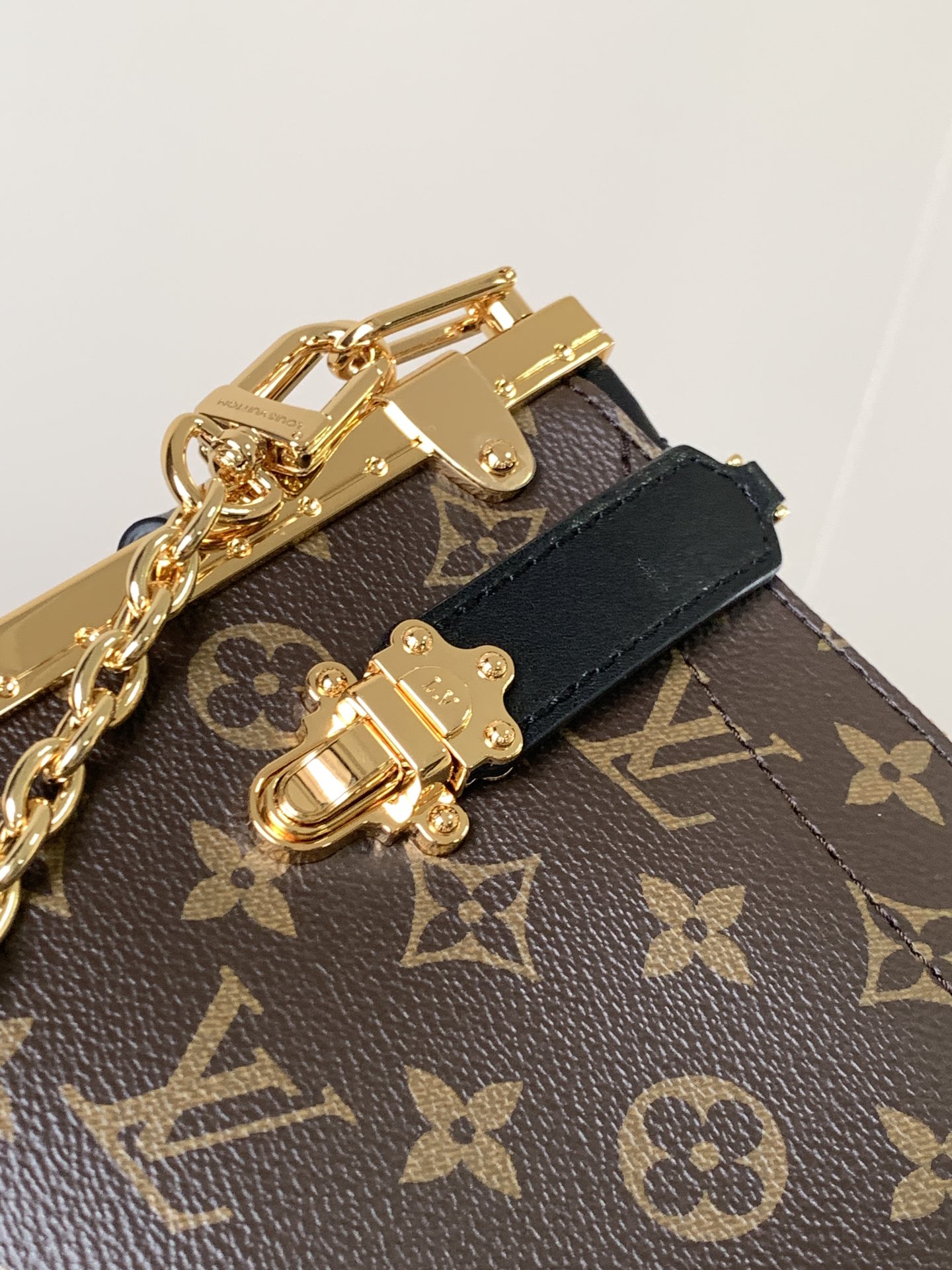 Variable Code Chip LV M12075 Lucky Trunk handbag. Monogram canvas. Metal frame. Latch. By the hand. Shoulder and back.