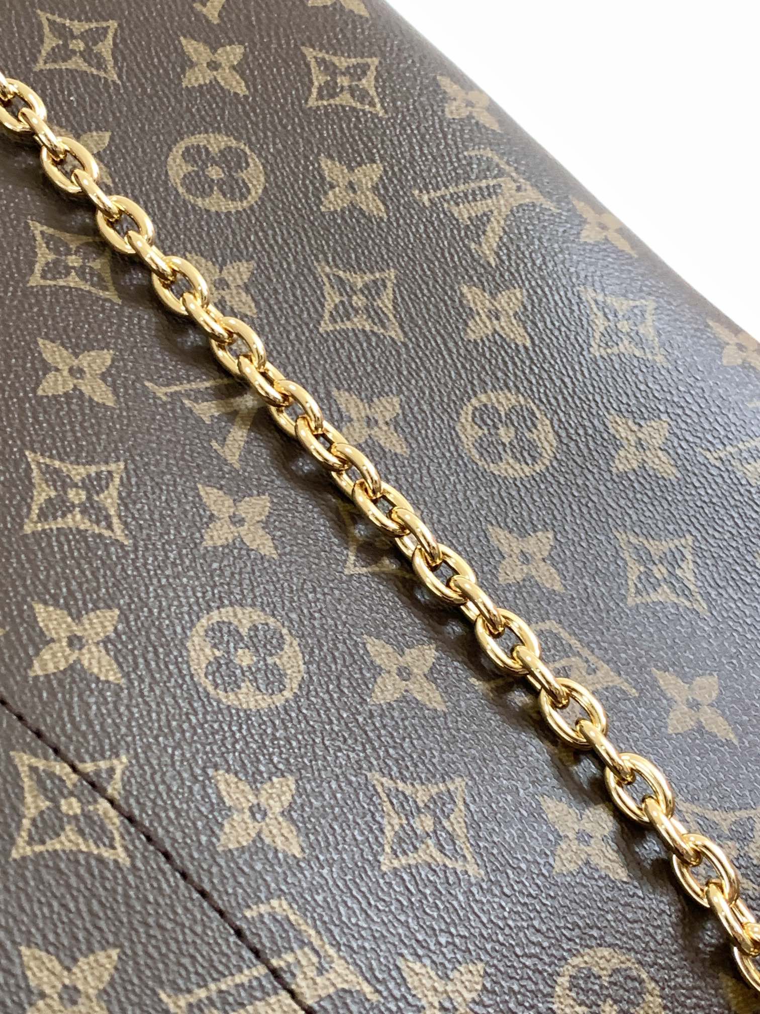 Variable Code Chip LV M12075 Lucky Trunk handbag. Monogram canvas. Metal frame. Latch. By the hand. Shoulder and back.