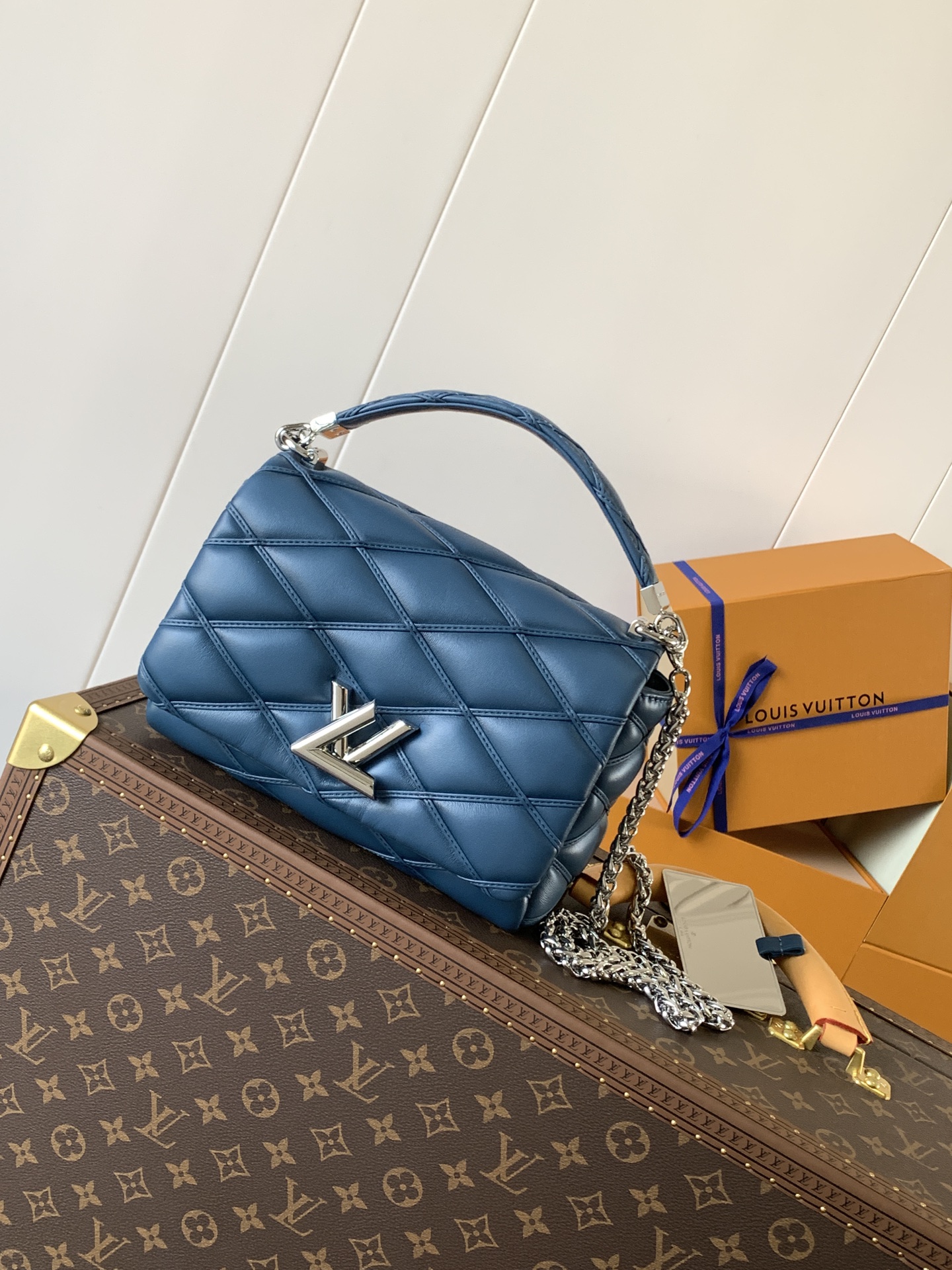 Variable Code Chip LV M12434 Blue gradient GO-14 medium handbag sheep leather. Twist the lock. Hand/shoulder/back/crossbody