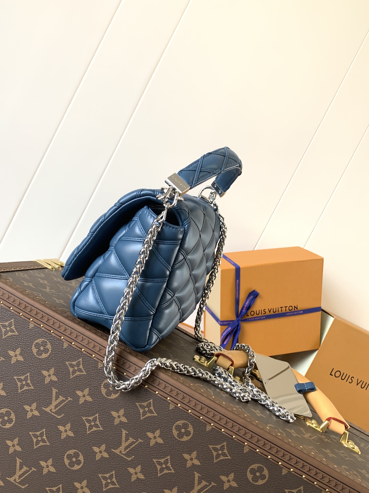 Variable Code Chip LV  M12434 Blue gradient GO-14 medium handbag sheep leather. Twist the lock. Hand/shoulder/back/crossbody