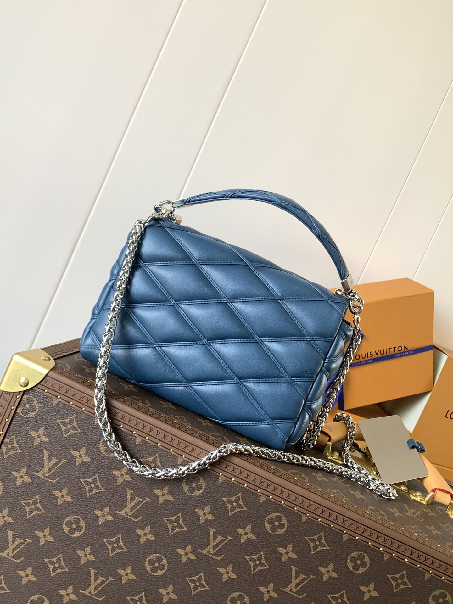 Variable Code Chip LV  M12434 Blue gradient GO-14 medium handbag sheep leather. Twist the lock. Hand/shoulder/back/crossbody