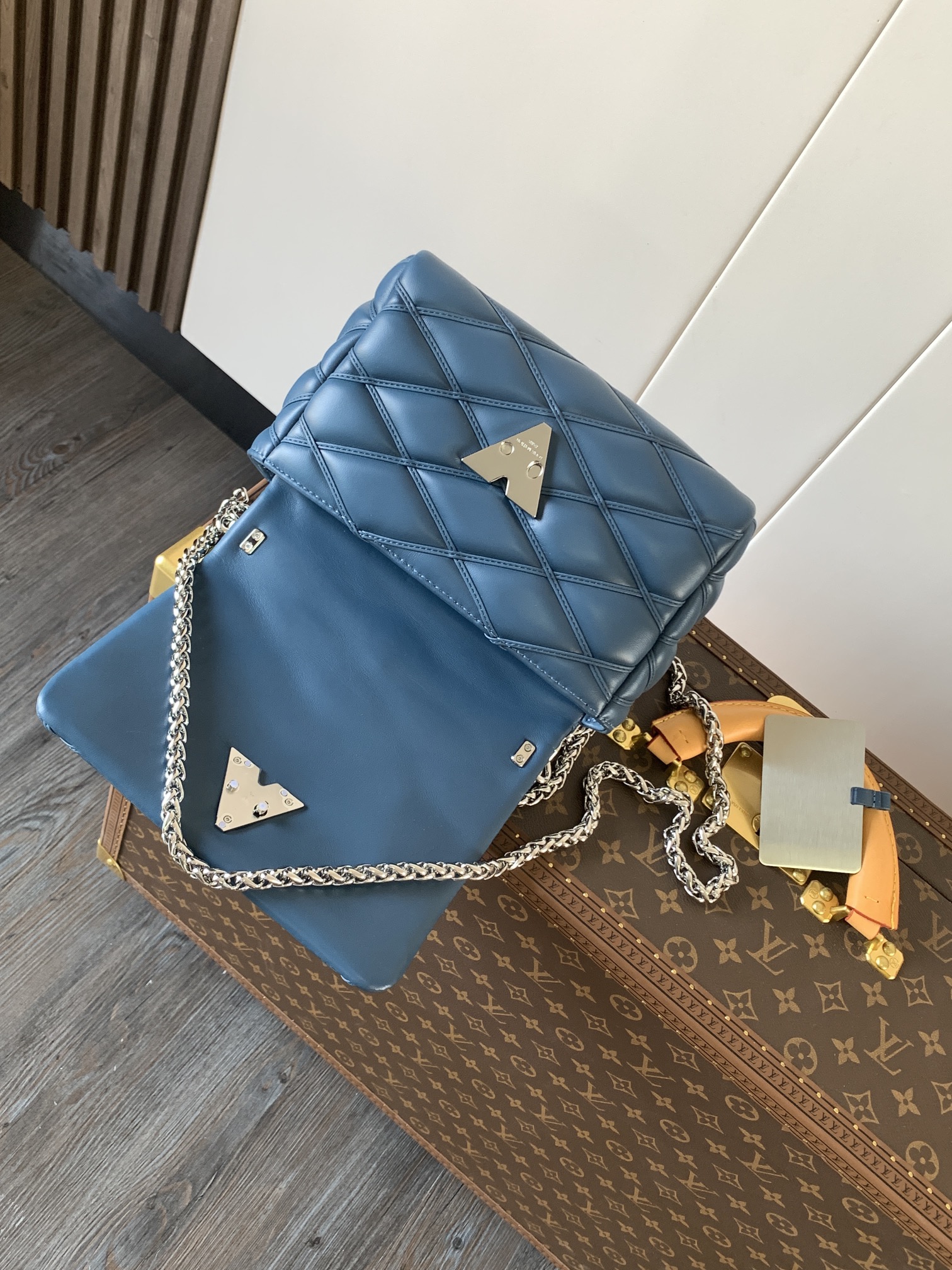 Variable Code Chip LV  M12434 Blue gradient GO-14 medium handbag sheep leather. Twist the lock. Hand/shoulder/back/crossbody