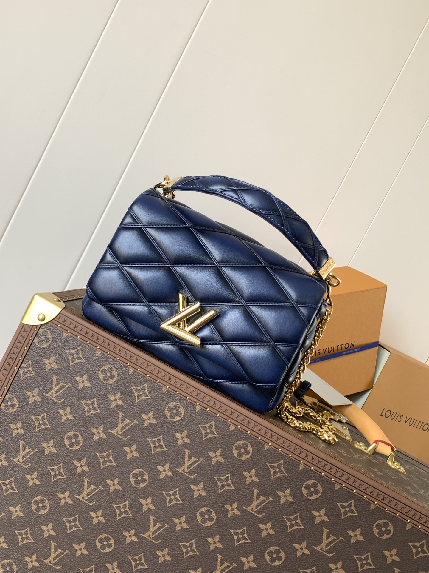 Variable Code Chip LV M23682 dark blue gradient GO-14 medium handbag sheep leather. Twist the lock. Hand/shoulder/back/crossbod