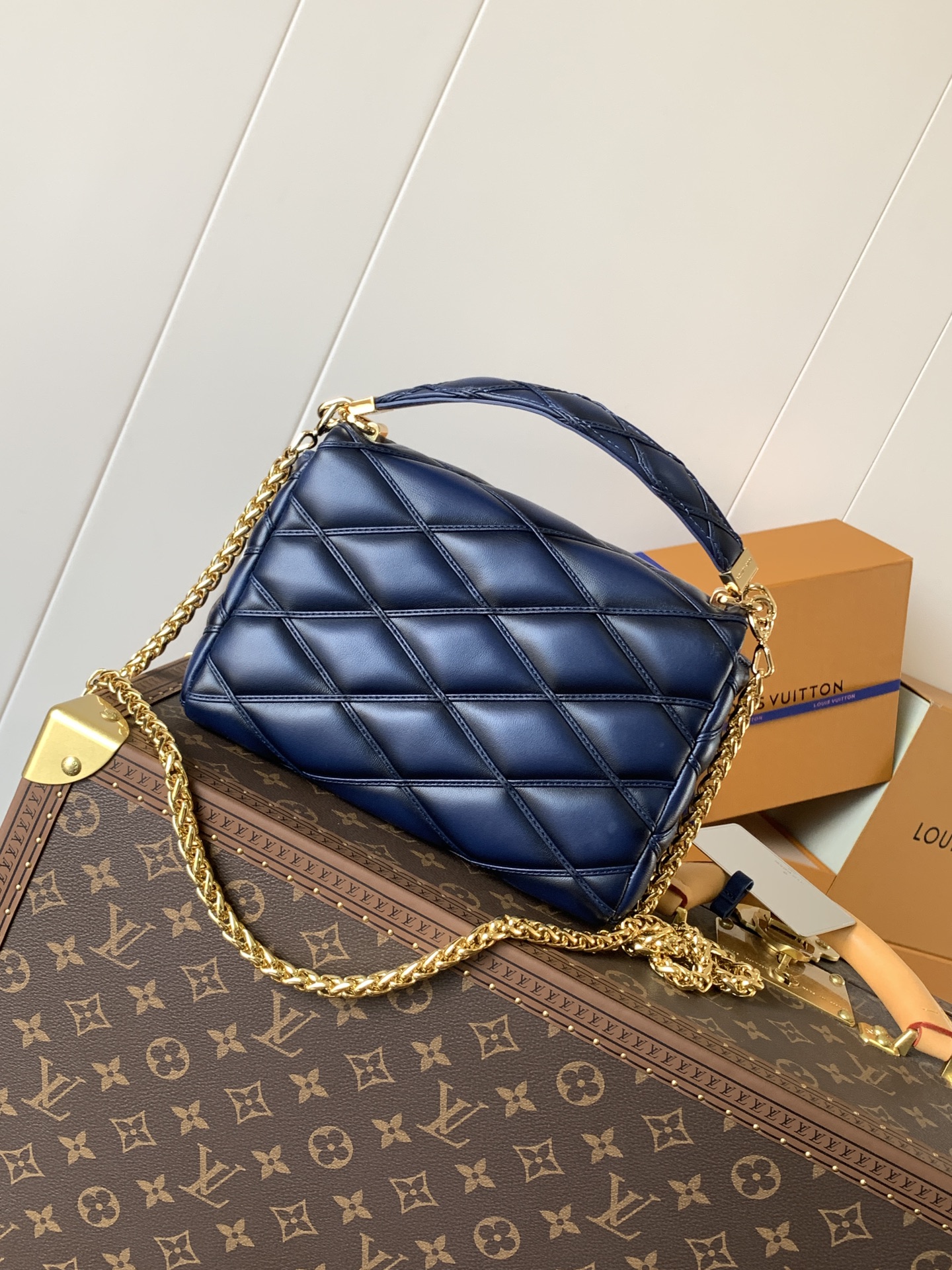 Variable Code Chip LV  M23682 dark blue gradient GO-14 medium handbag sheep leather. Twist the lock. Hand/shoulder/back/crossbod