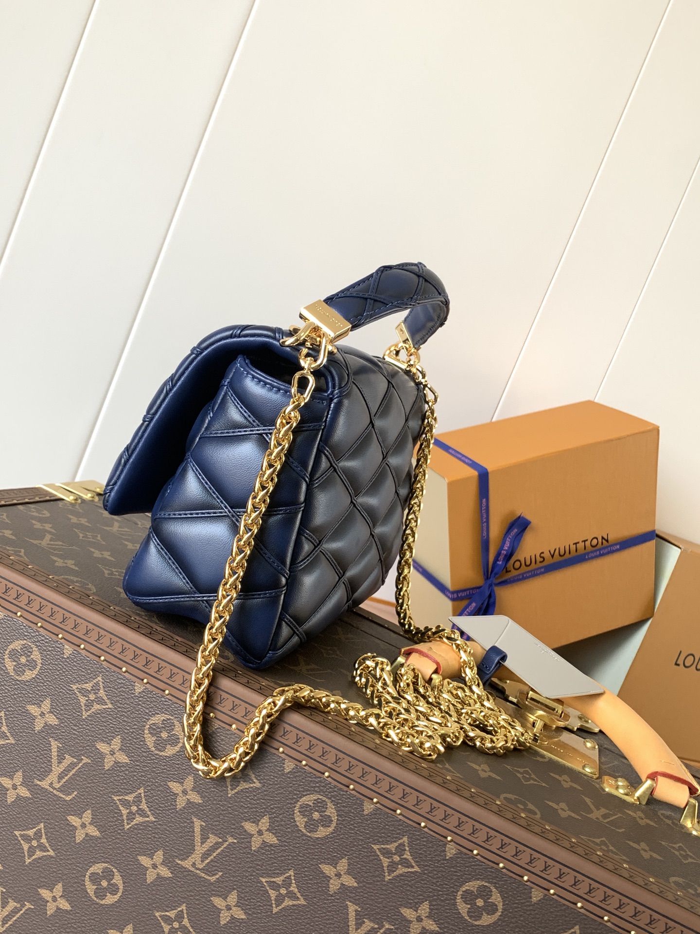 Variable Code Chip LV  M23682 dark blue gradient GO-14 medium handbag sheep leather. Twist the lock. Hand/shoulder/back/crossbod