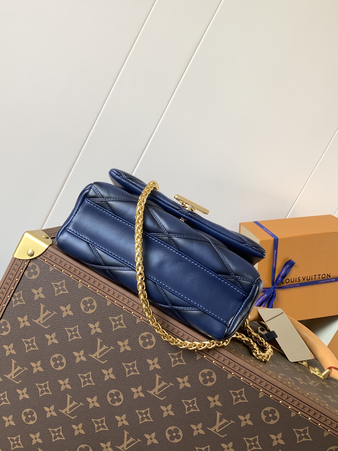 Variable Code Chip LV  M23682 dark blue gradient GO-14 medium handbag sheep leather. Twist the lock. Hand/shoulder/back/crossbod