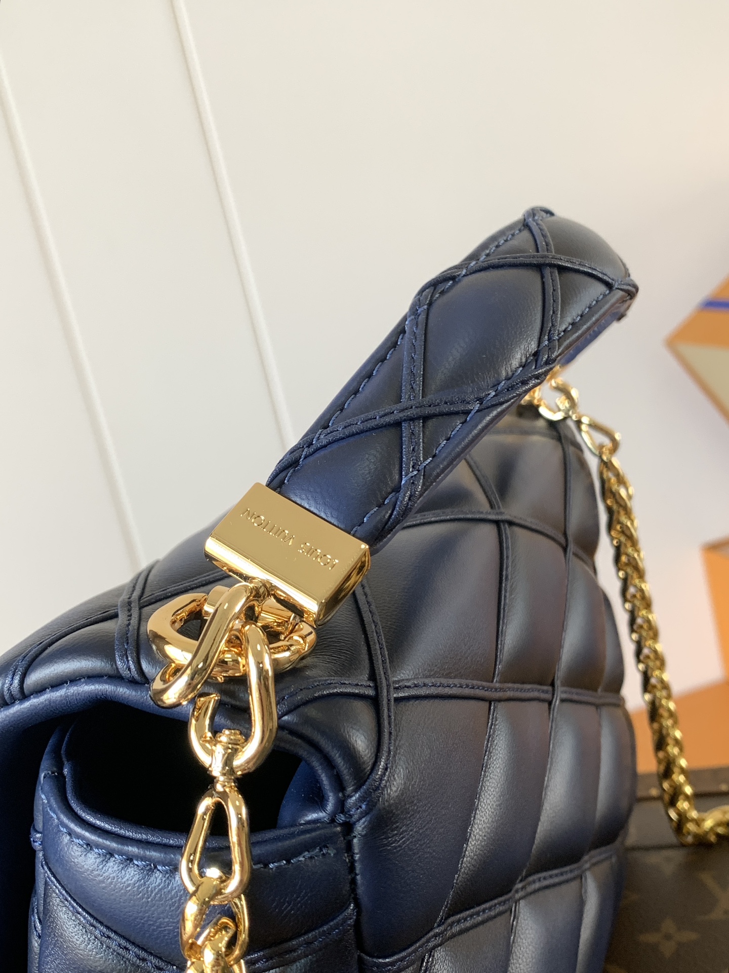 Variable Code Chip LV  M23682 dark blue gradient GO-14 medium handbag sheep leather. Twist the lock. Hand/shoulder/back/crossbod