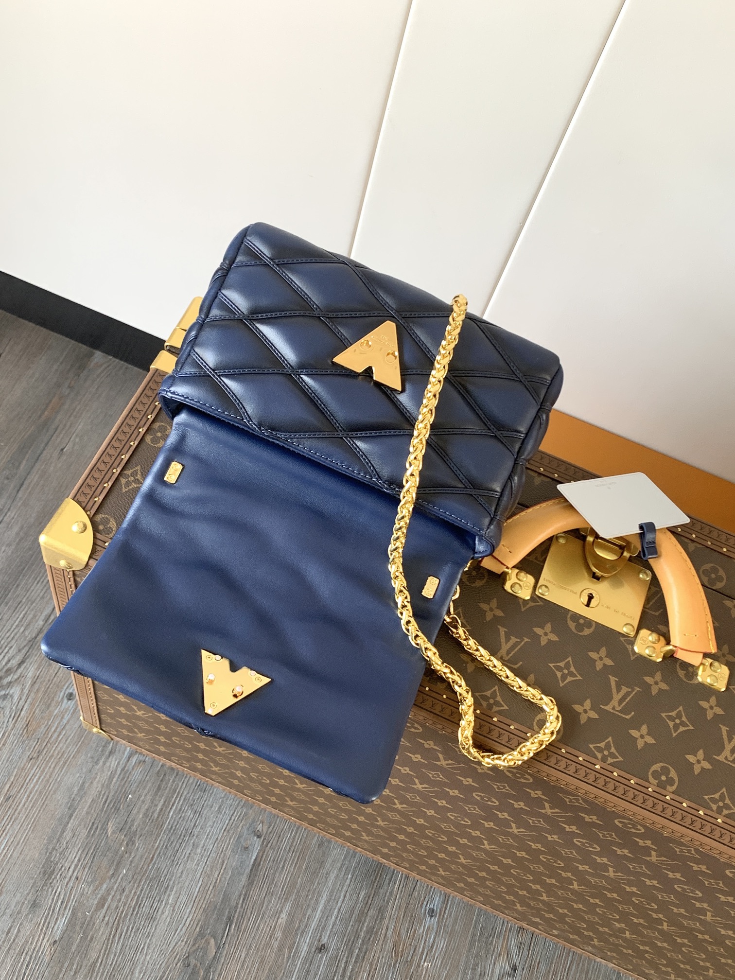 Variable Code Chip LV  M23682 dark blue gradient GO-14 medium handbag sheep leather. Twist the lock. Hand/shoulder/back/crossbod