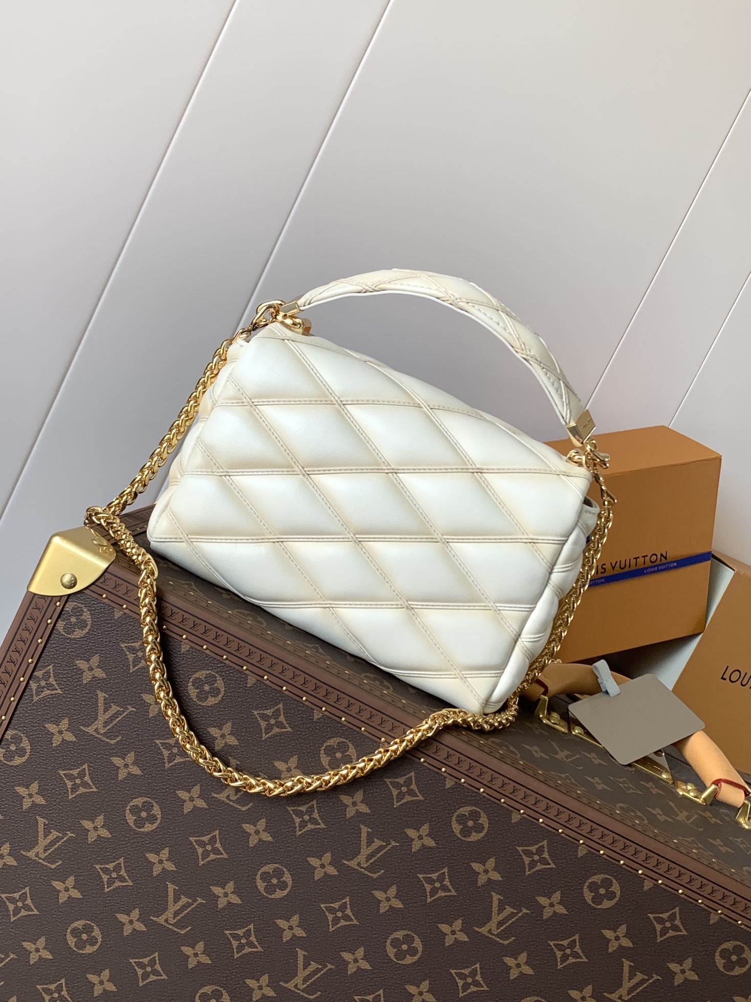 Variable Code Chip LV  M12338 vanilla GO-14 medium handbag sheep leather. Twist the lock. Hand/shoulder/back/crossbody