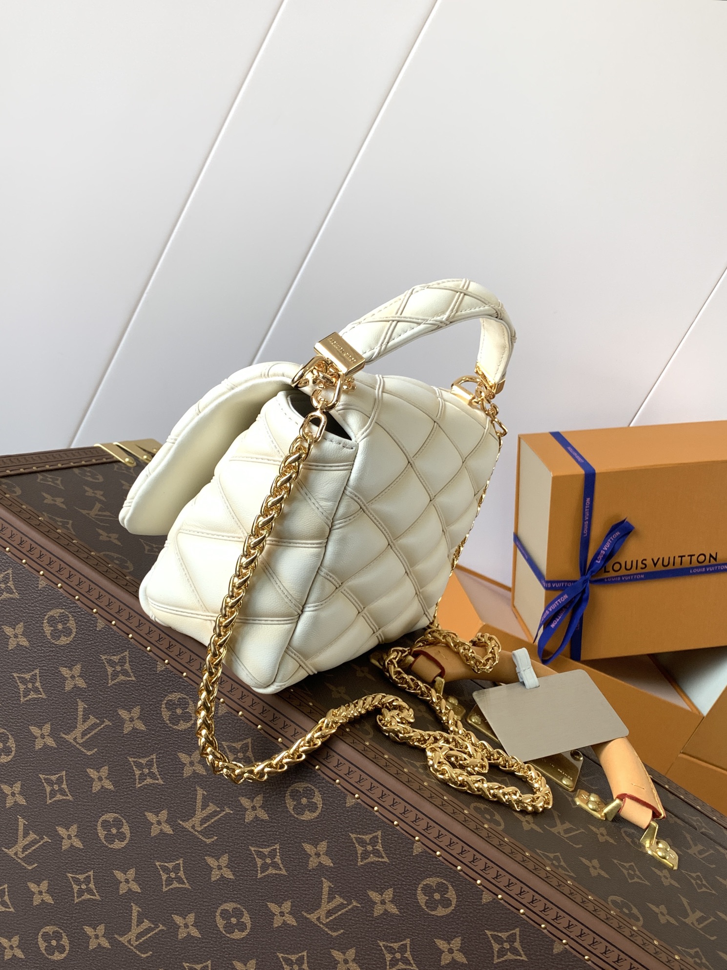 Variable Code Chip LV  M12338 vanilla GO-14 medium handbag sheep leather. Twist the lock. Hand/shoulder/back/crossbody