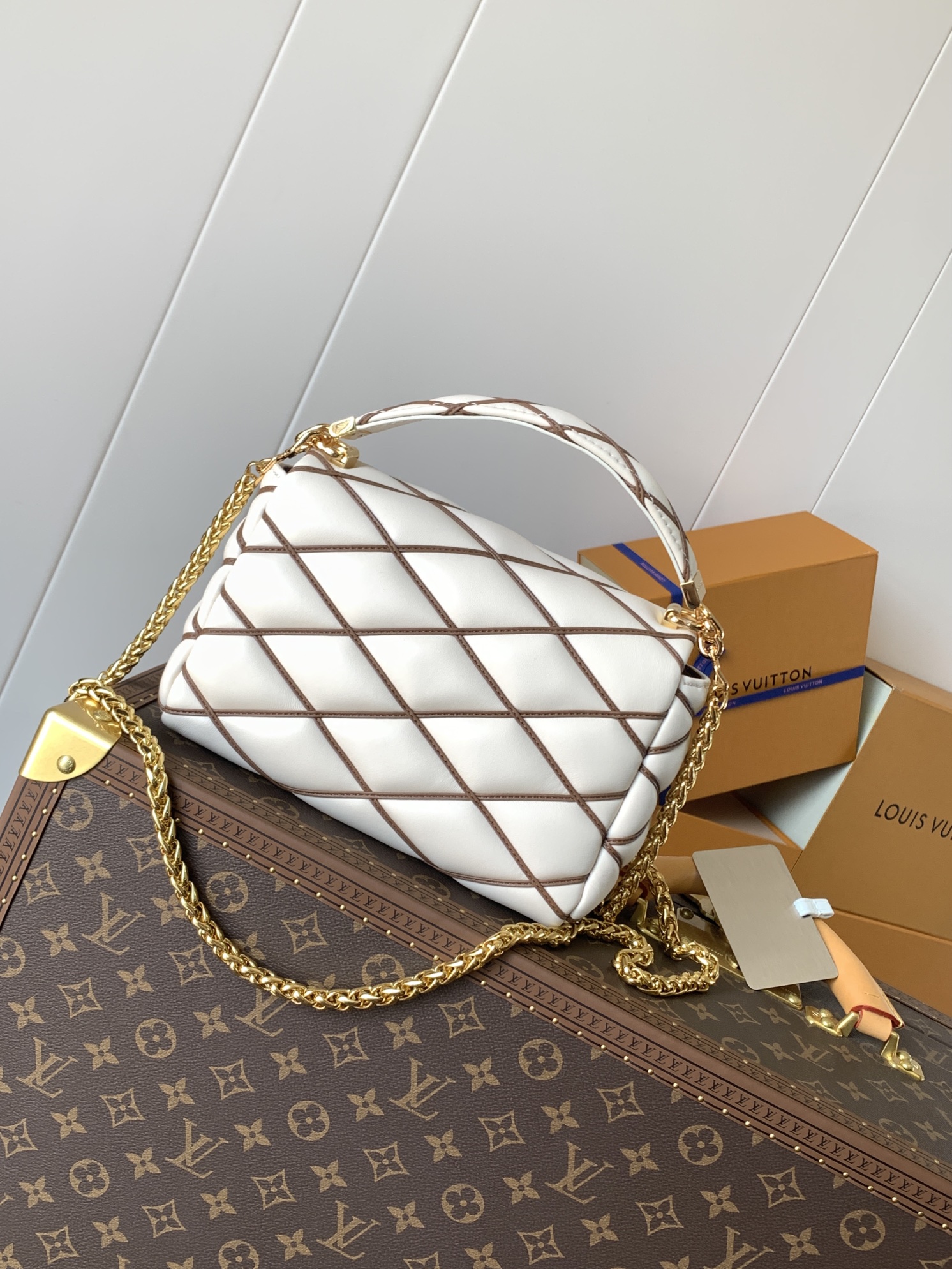 Variable Code Chip LV  M22891 beige GO-14 medium handbag sheep leather. Twist the lock. Hand/shoulder/back/crossbody