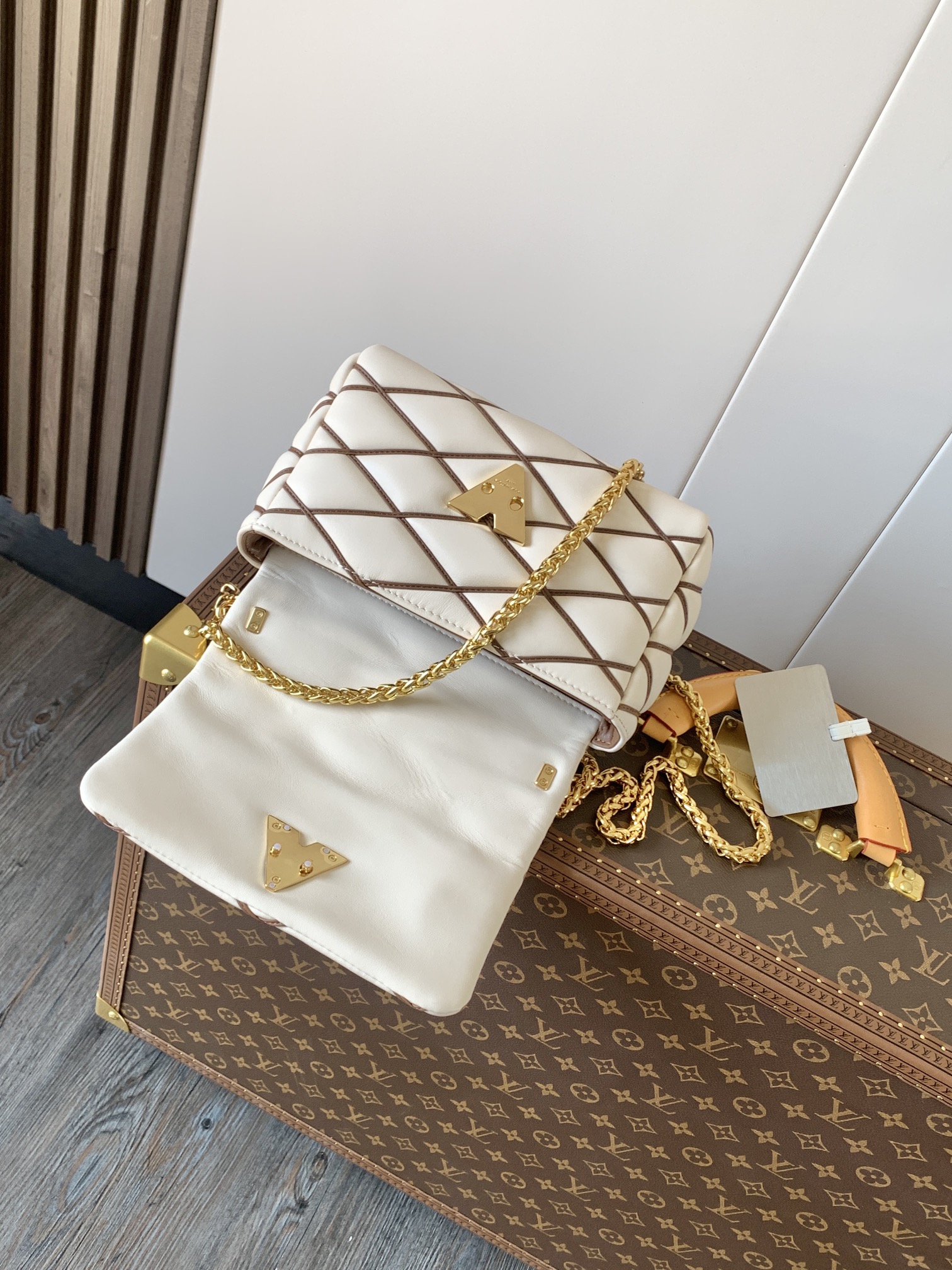 Variable Code Chip LV  M22891 beige GO-14 medium handbag sheep leather. Twist the lock. Hand/shoulder/back/crossbody