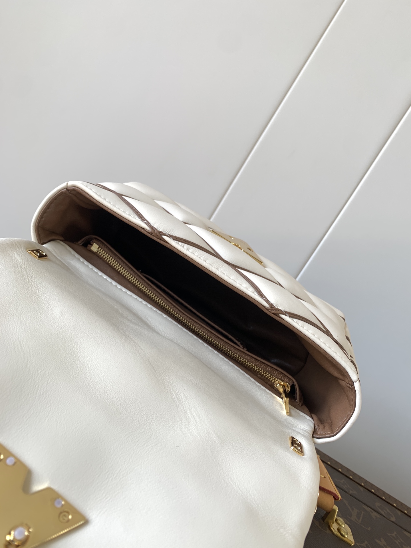 Variable Code Chip LV  M22891 beige GO-14 medium handbag sheep leather. Twist the lock. Hand/shoulder/back/crossbody