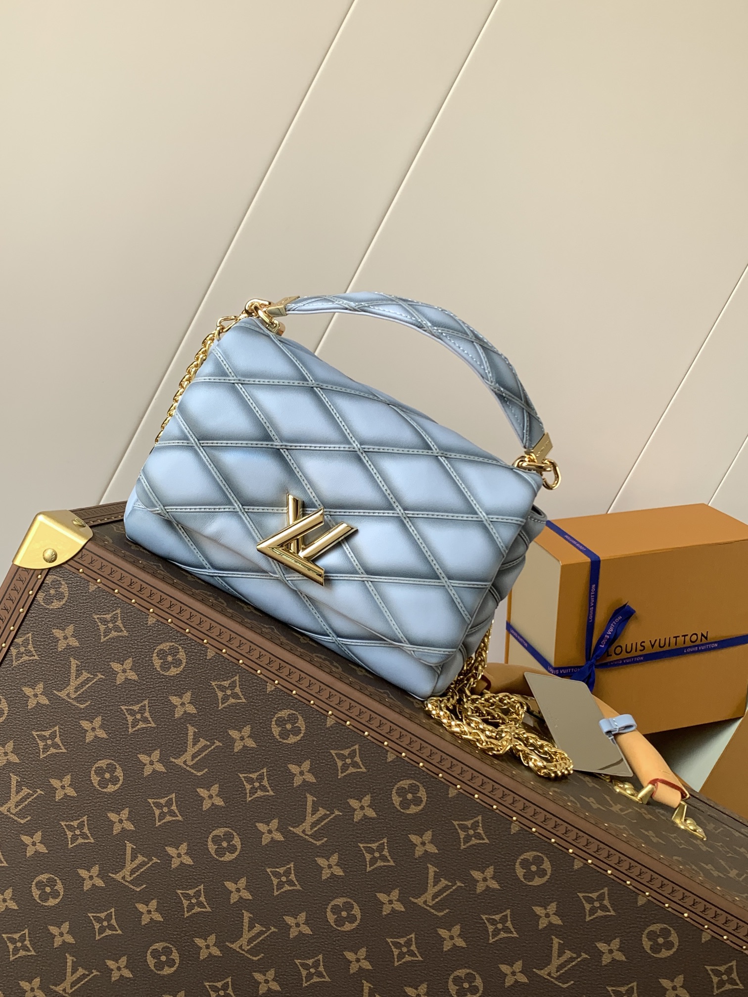 Variable Code Chip LV M24186 Light blue gradient GO-14 medium handbag sheep leather. Twist the lock. Hand/shoulder/back/crossbo