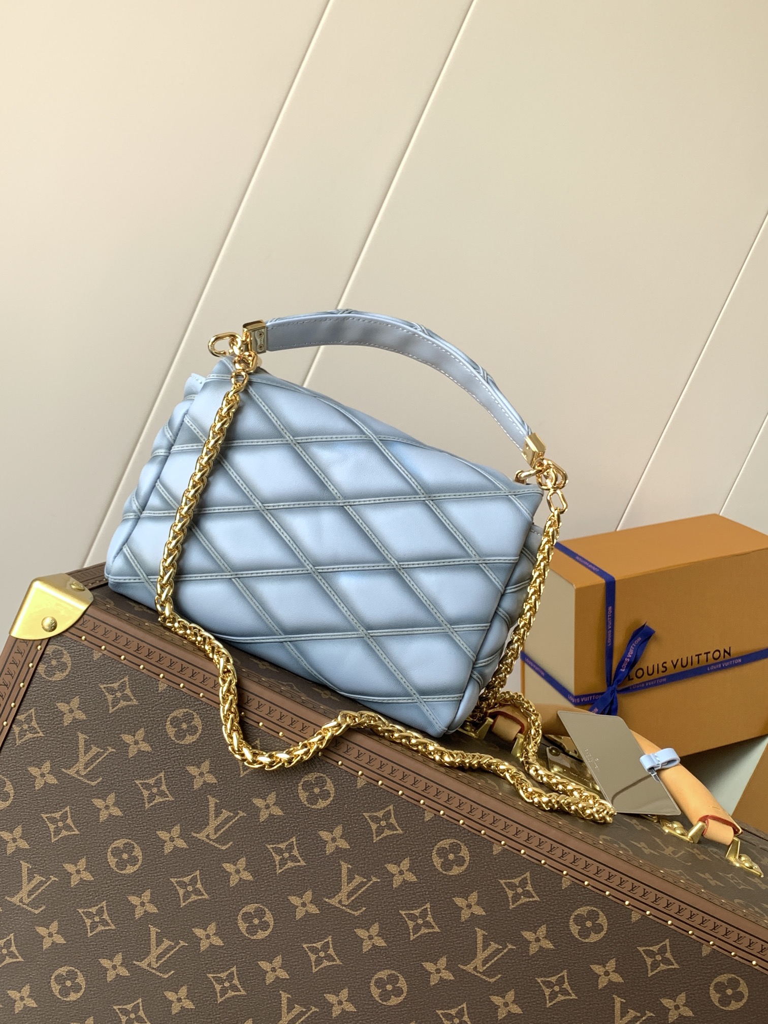 Variable Code Chip LV  M24186 Light blue gradient GO-14 medium handbag sheep leather. Twist the lock. Hand/shoulder/back/crossbo