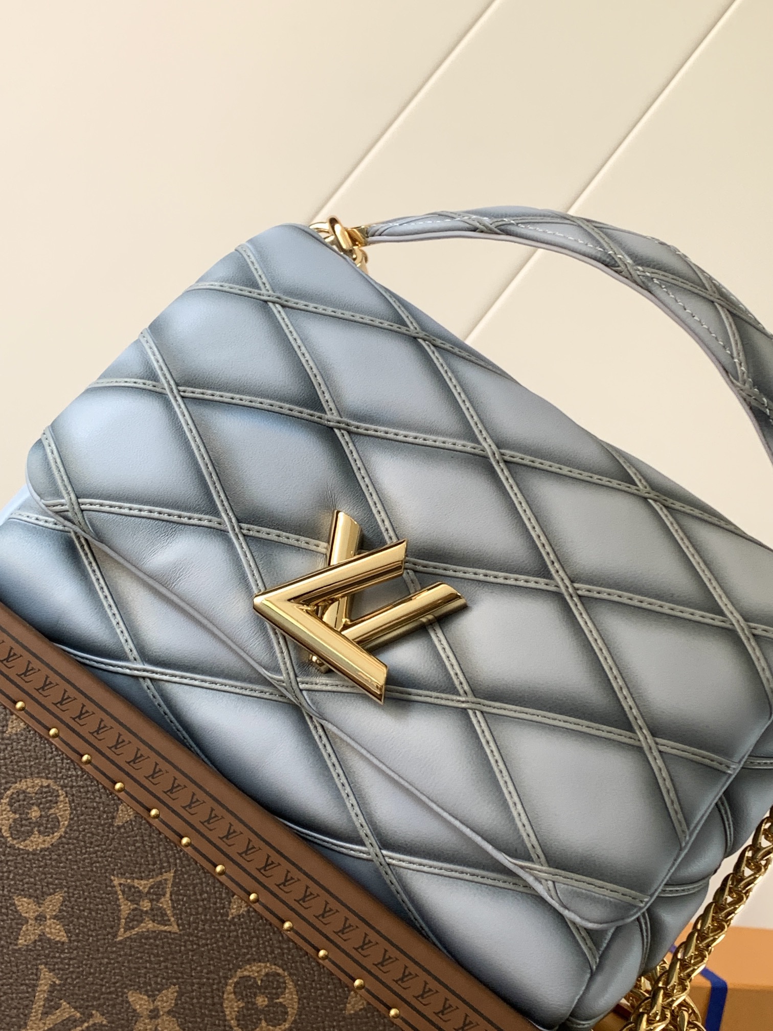 Variable Code Chip LV  M24186 Light blue gradient GO-14 medium handbag sheep leather. Twist the lock. Hand/shoulder/back/crossbo