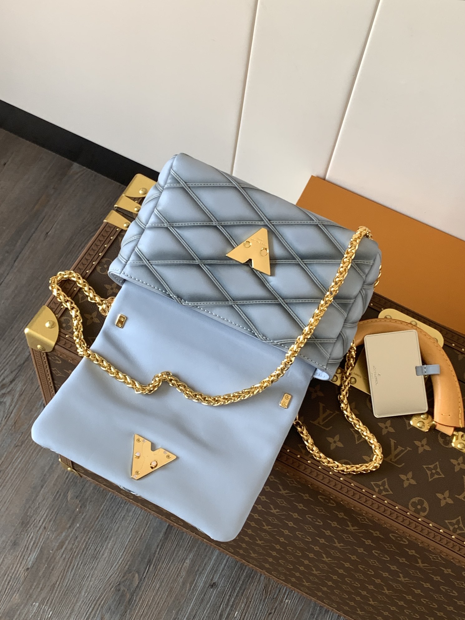 Variable Code Chip LV  M24186 Light blue gradient GO-14 medium handbag sheep leather. Twist the lock. Hand/shoulder/back/crossbo