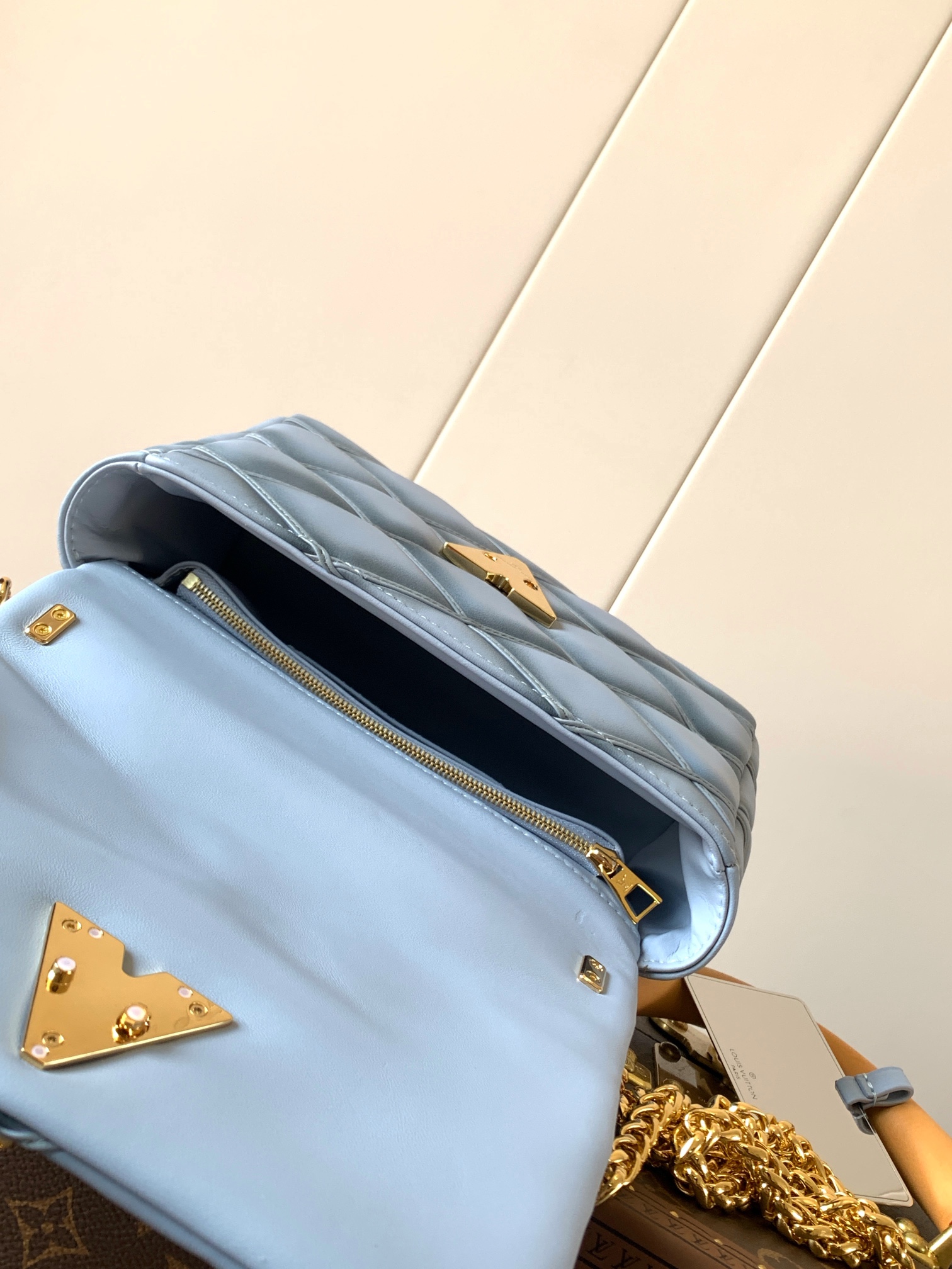 Variable Code Chip LV  M24186 Light blue gradient GO-14 medium handbag sheep leather. Twist the lock. Hand/shoulder/back/crossbo