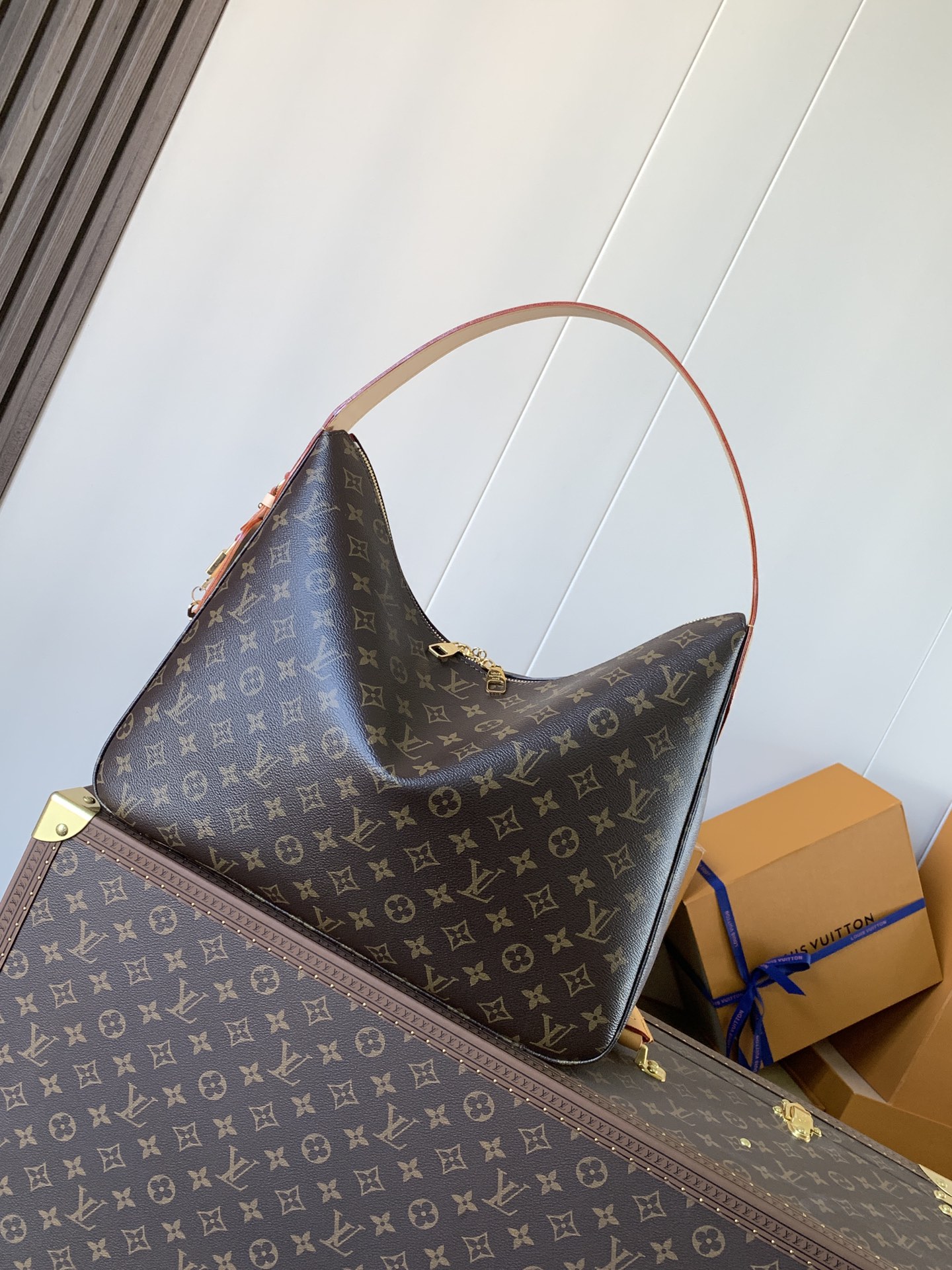 Variable Code Chip LV M12098 Lucky Trunk handbag. Monogram canvas. Metal frame. Latch. By the hand. Shoulder and back.