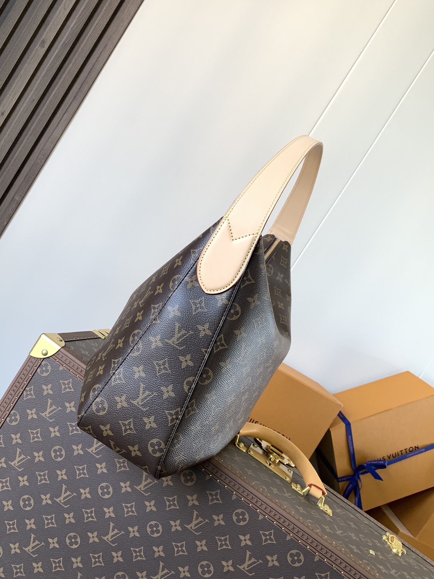 Variable Code Chip LV M12098 Lucky Trunk handbag. Monogram canvas. Metal frame. Latch. By the hand. Shoulder and back.