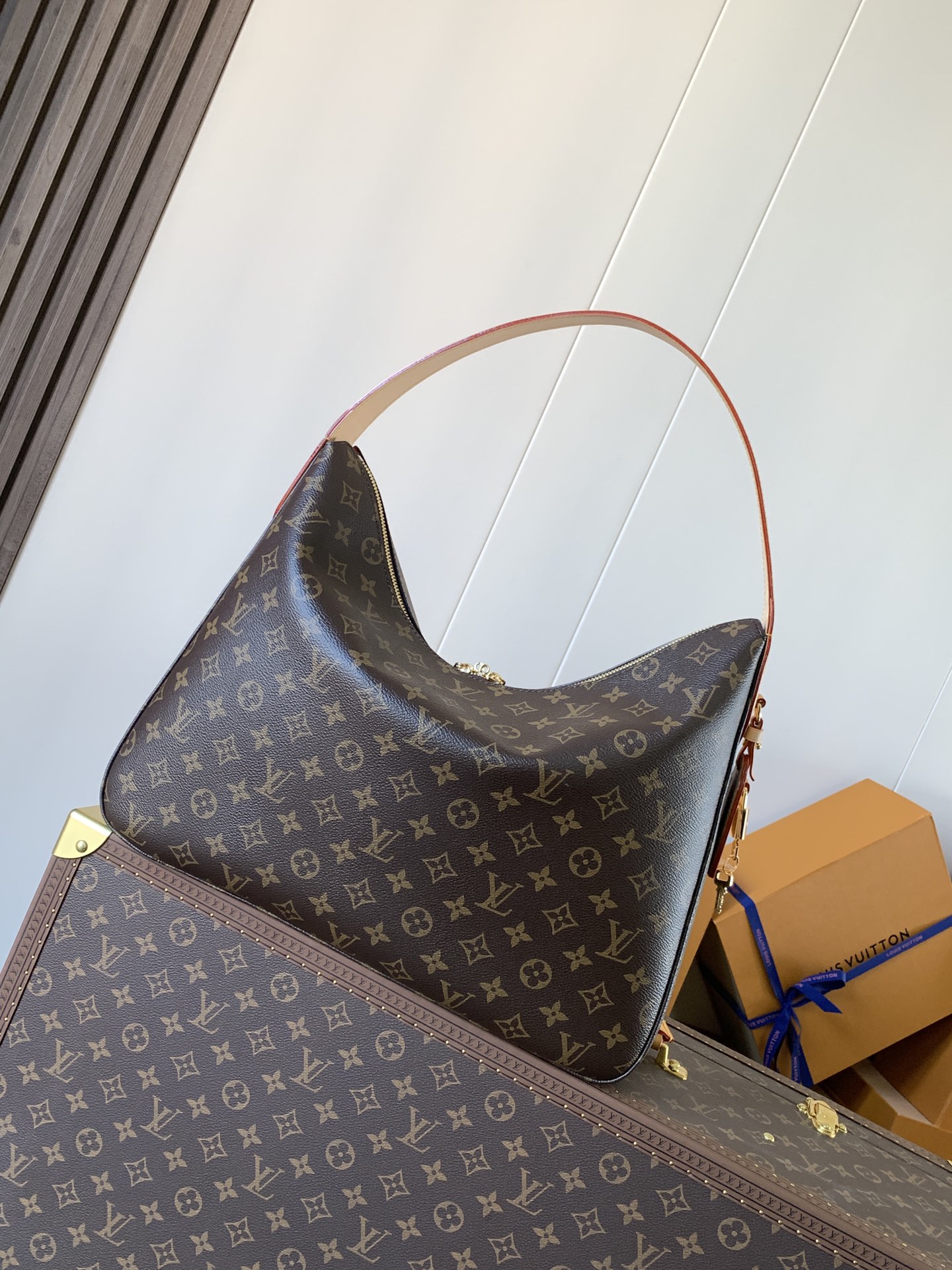 Variable Code Chip LV M12098 Lucky Trunk handbag. Monogram canvas. Metal frame. Latch. By the hand. Shoulder and back.