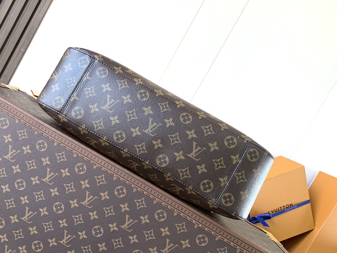 Variable Code Chip LV M12098 Lucky Trunk handbag. Monogram canvas. Metal frame. Latch. By the hand. Shoulder and back.