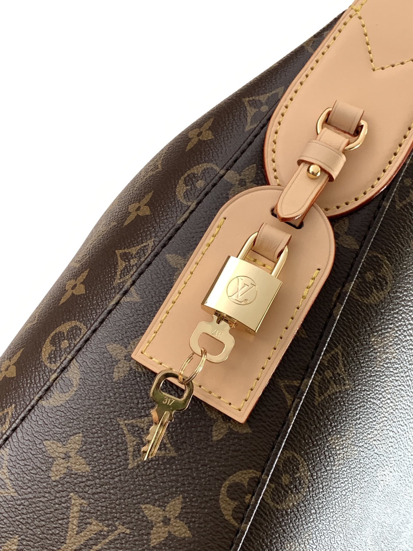 Variable Code Chip LV M12098 Lucky Trunk handbag. Monogram canvas. Metal frame. Latch. By the hand. Shoulder and back.