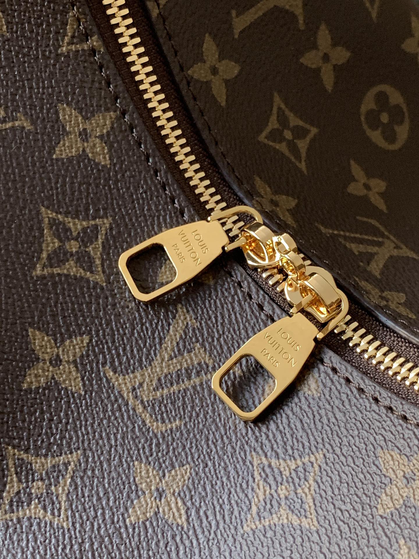 Variable Code Chip LV M12098 Lucky Trunk handbag. Monogram canvas. Metal frame. Latch. By the hand. Shoulder and back.