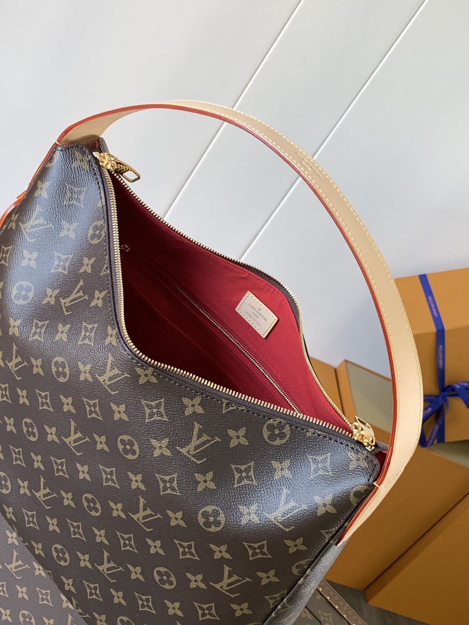 Variable Code Chip LV M12098 Lucky Trunk handbag. Monogram canvas. Metal frame. Latch. By the hand. Shoulder and back.