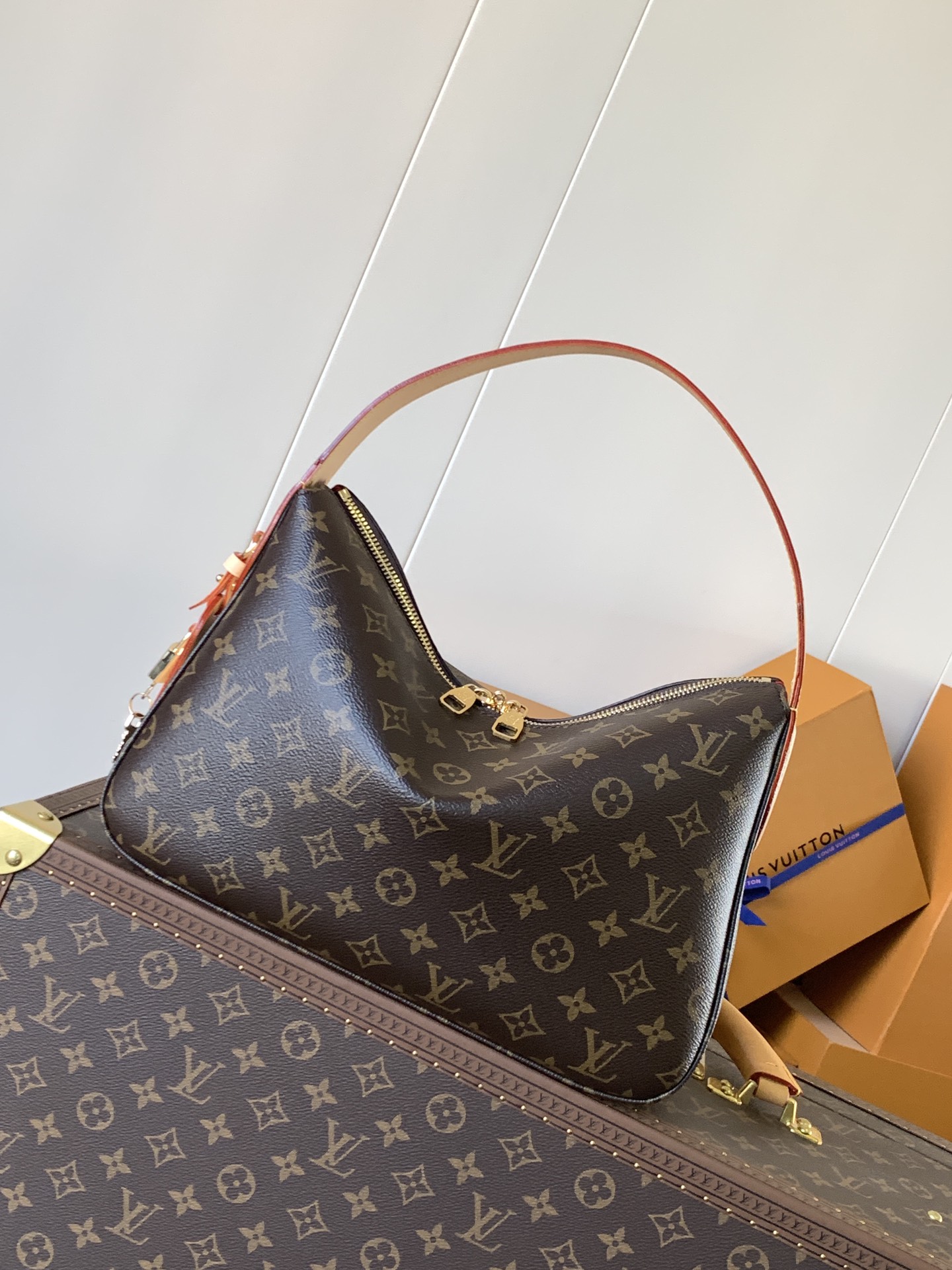 Variable Code Chip LV M11952 Lucky Trunk handbag. Monogram canvas. Metal frame. Latch. By the hand. Shoulder and back.