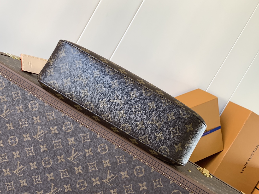 Variable Code Chip LV M11952 Lucky Trunk handbag. Monogram canvas. Metal frame. Latch. By the hand. Shoulder and back.