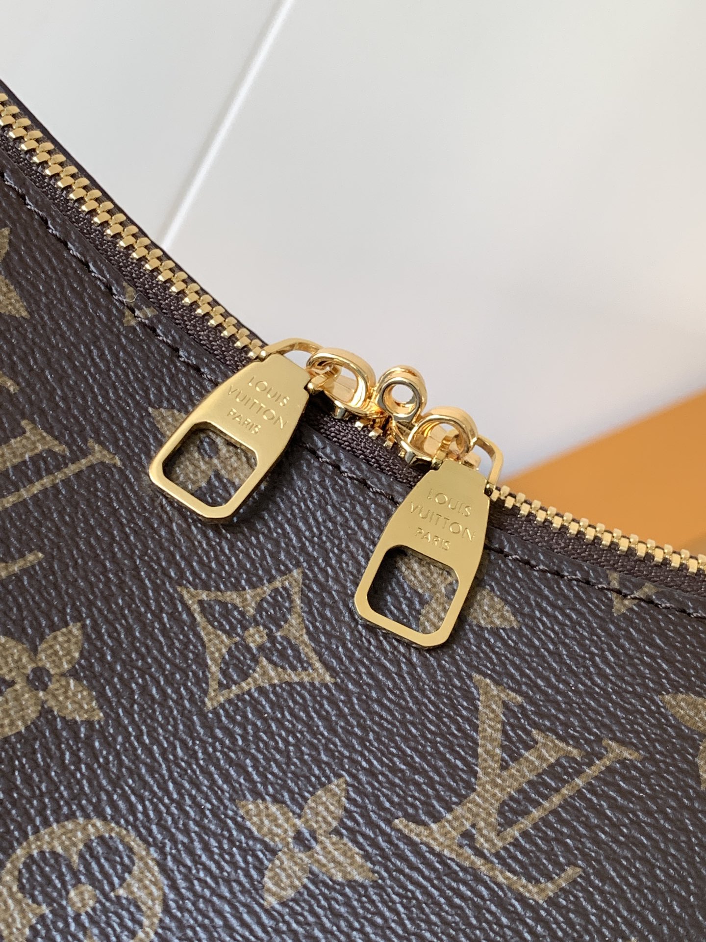 Variable Code Chip LV M11952 Lucky Trunk handbag. Monogram canvas. Metal frame. Latch. By the hand. Shoulder and back.