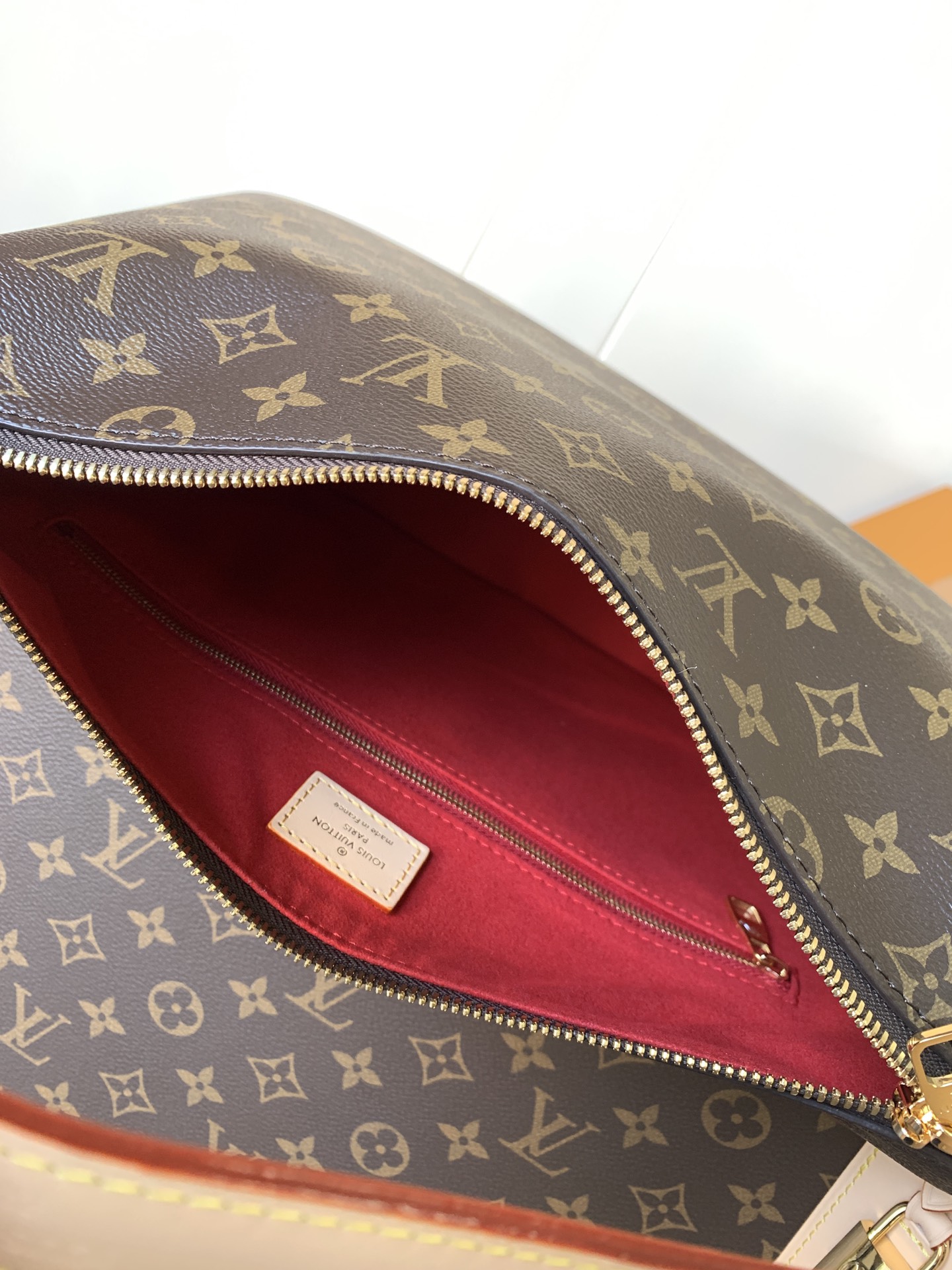 Variable Code Chip LV M11952 Lucky Trunk handbag. Monogram canvas. Metal frame. Latch. By the hand. Shoulder and back.